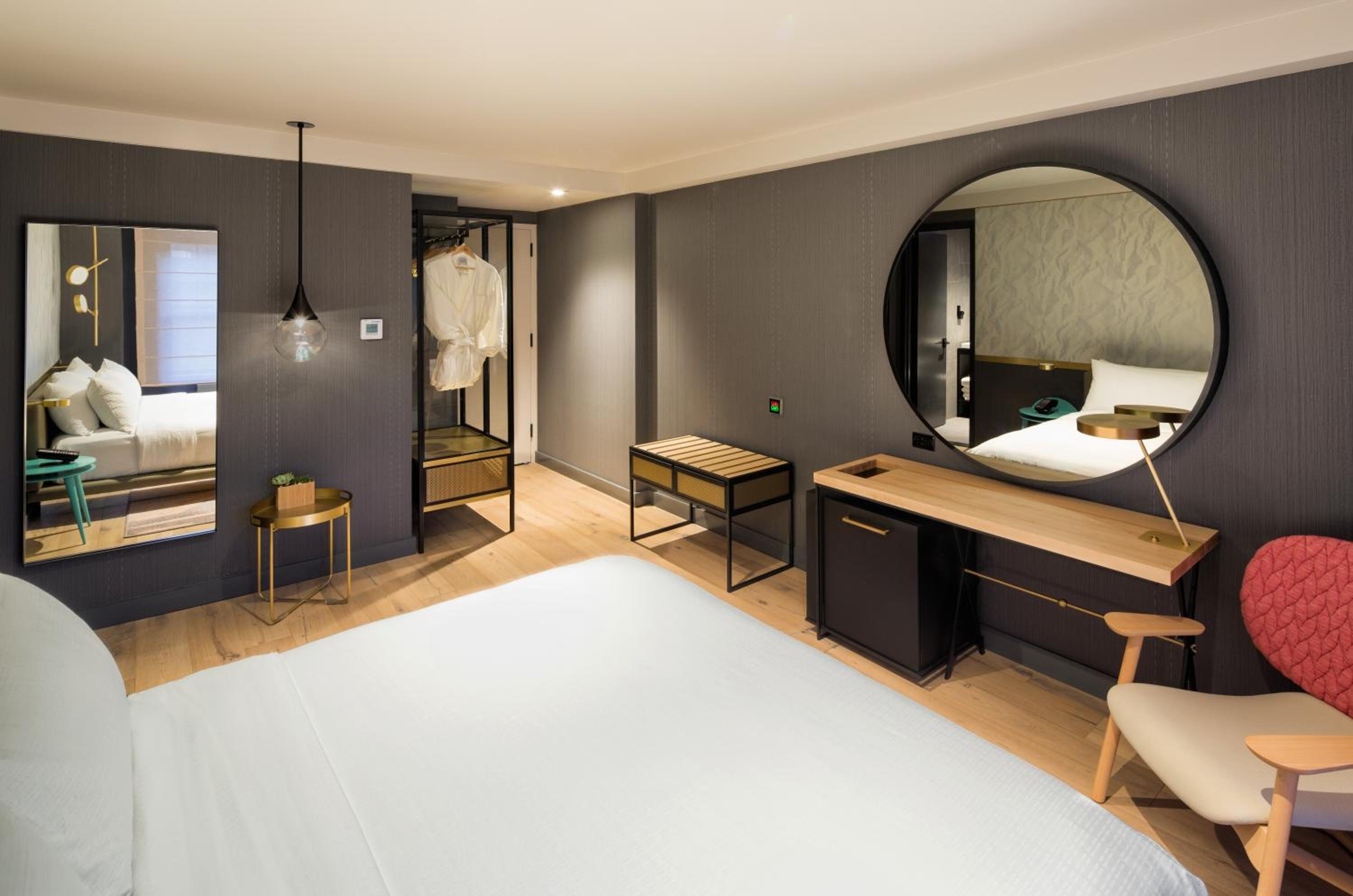 Deluxe King Room with Roll In Shower - Accessible thumbnail 6