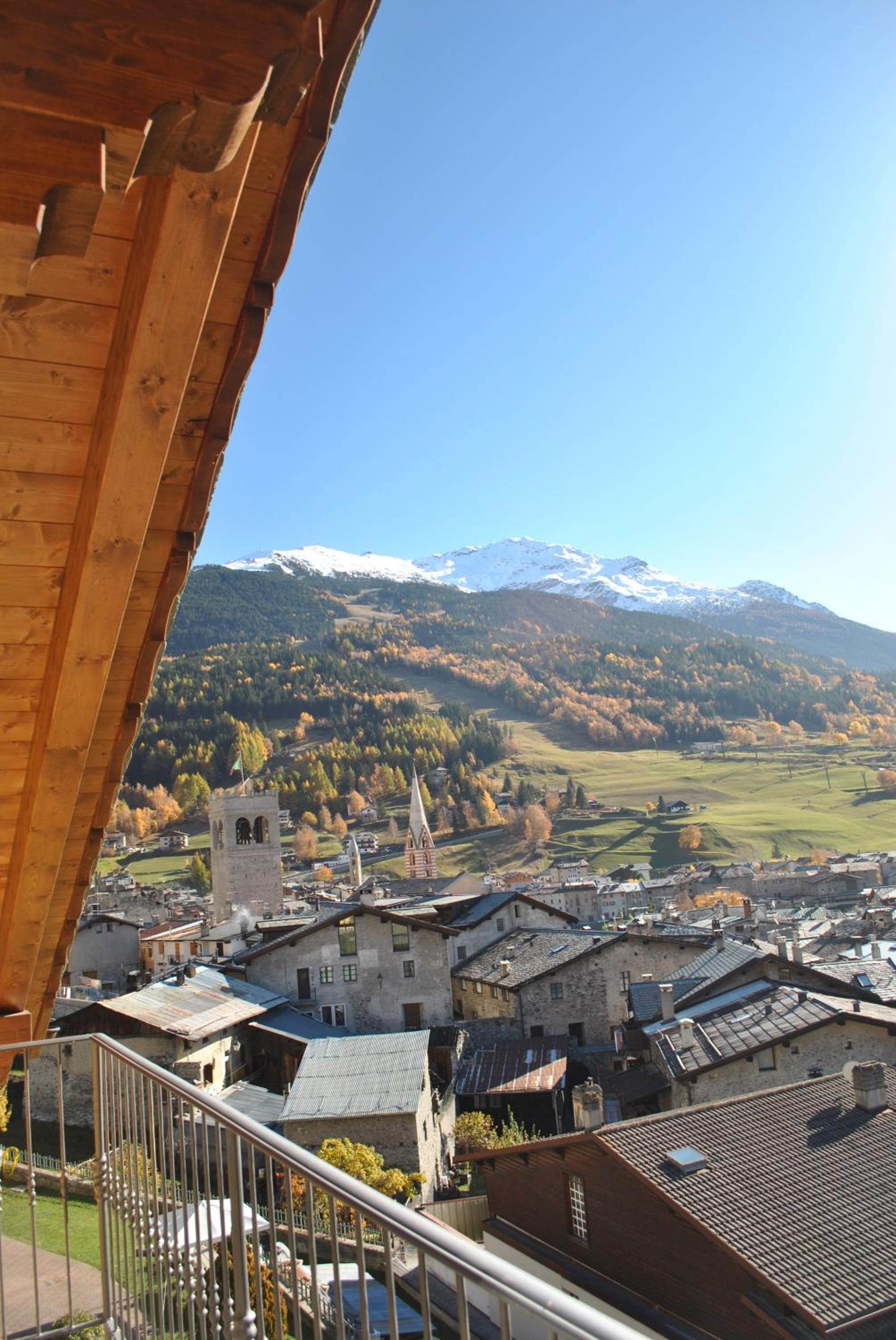 Two-Bedroom Apartment with Mountain View photo 3