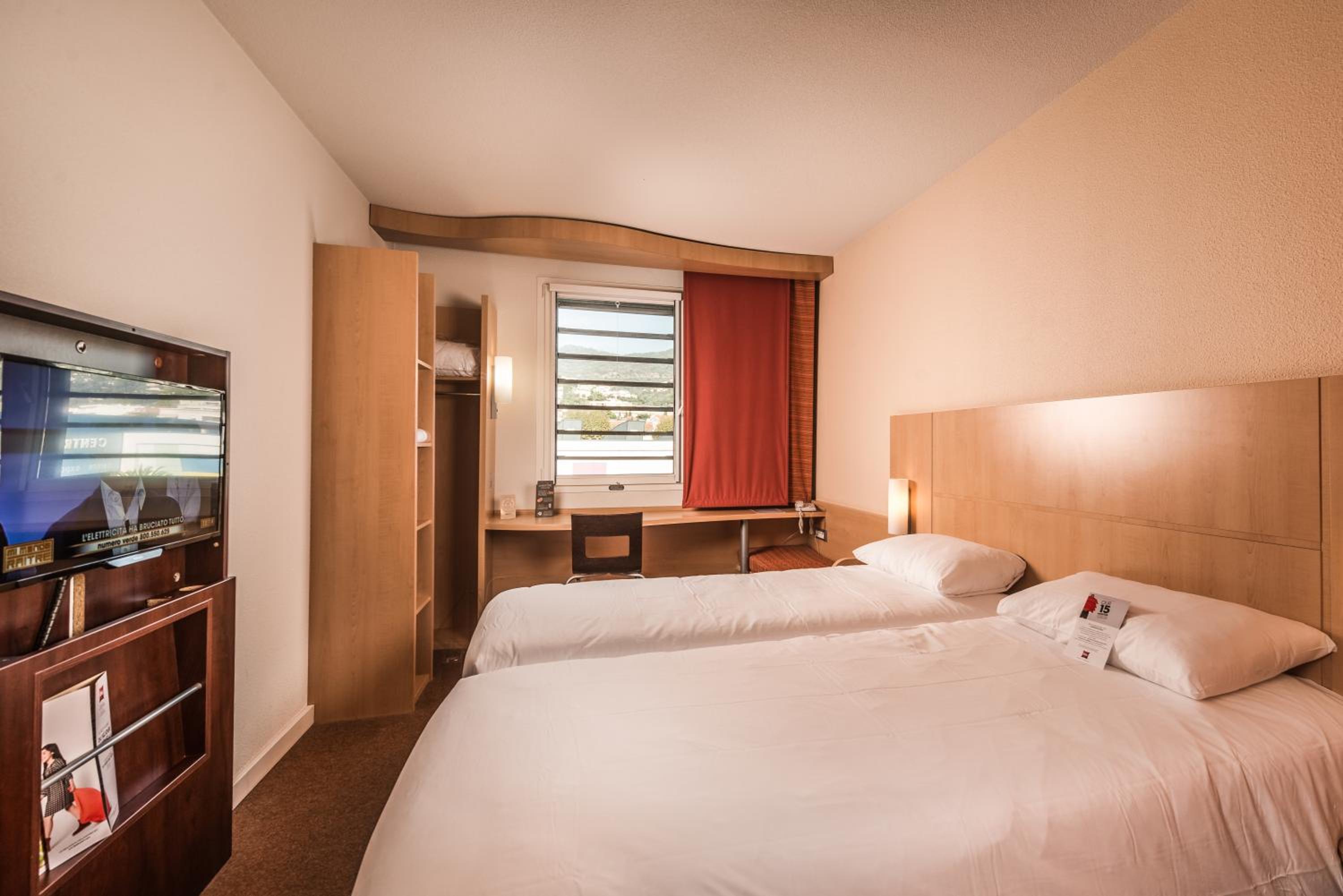 Standard Twin Room - Photo 4