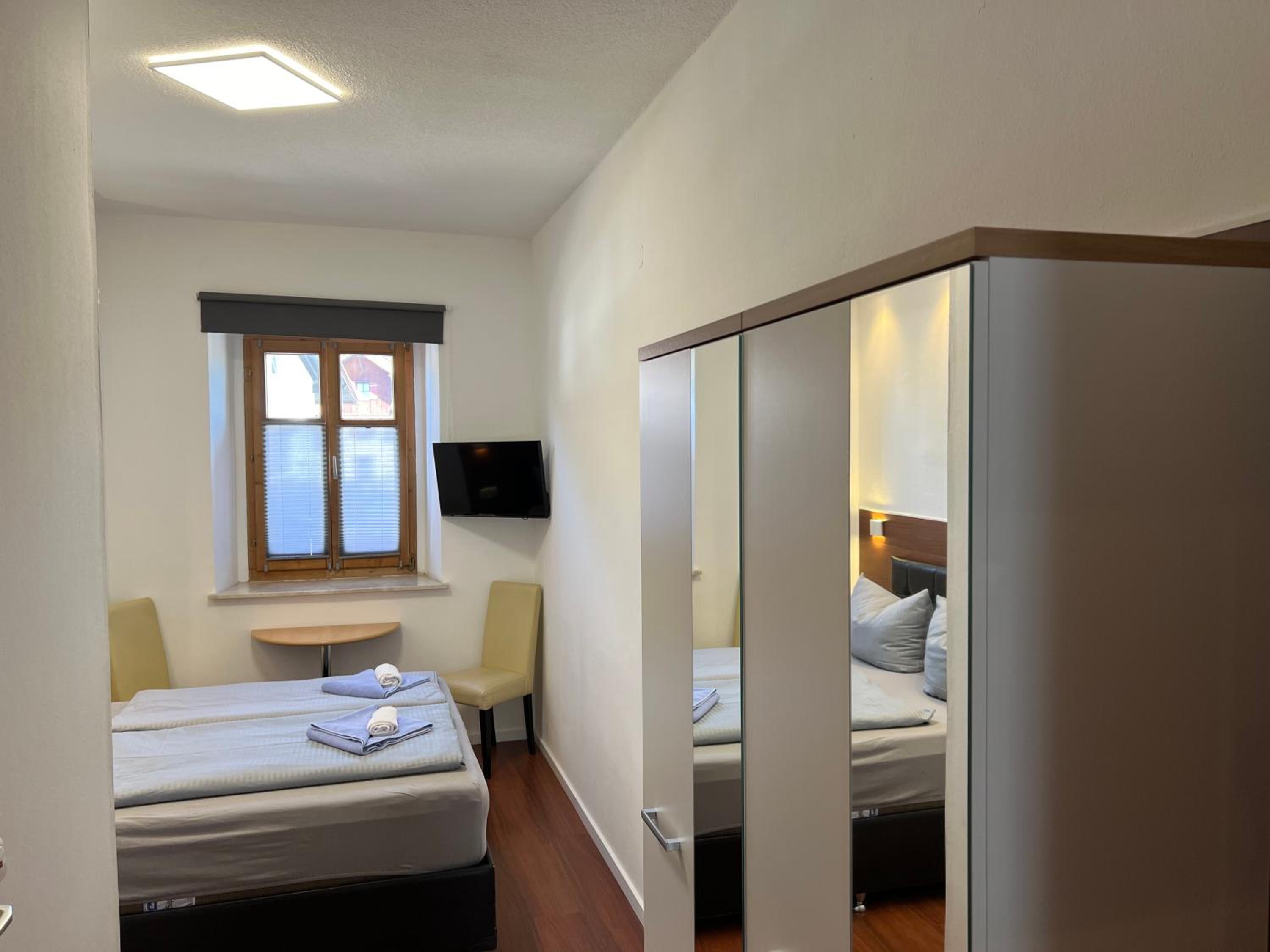 Budget Double Room - Photo 14