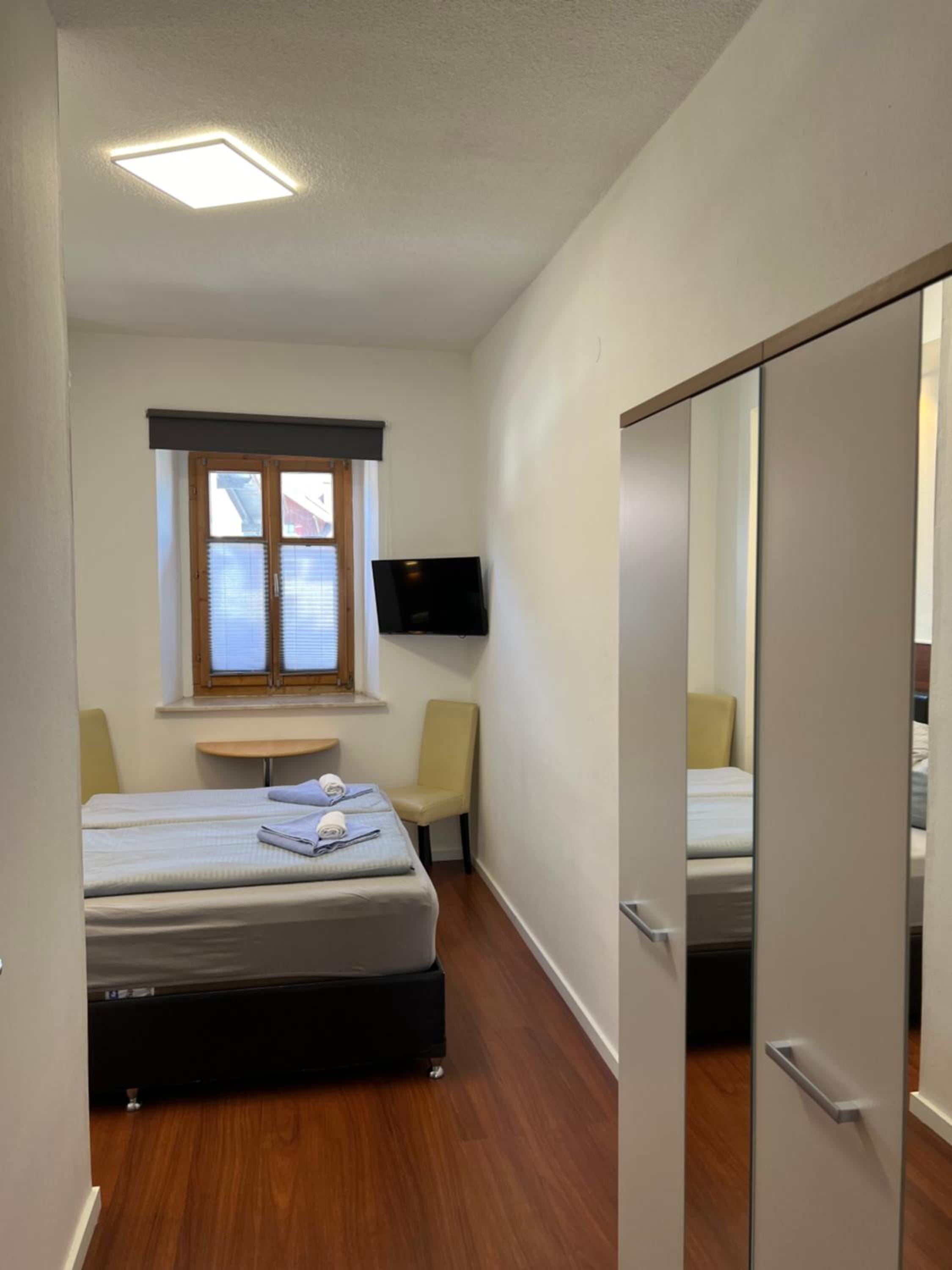 Budget Double Room - Photo 13