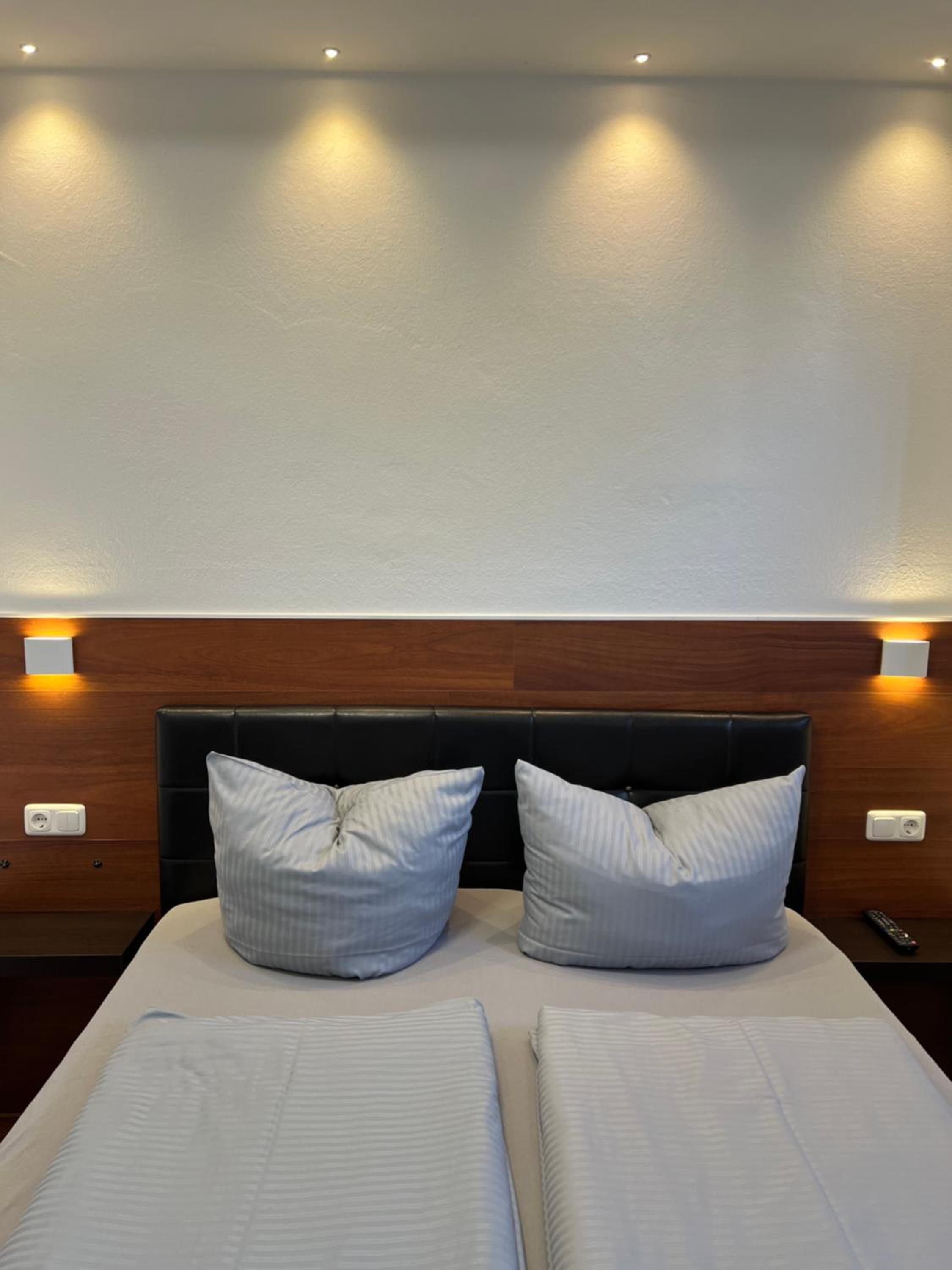 Budget Double Room - Photo 12