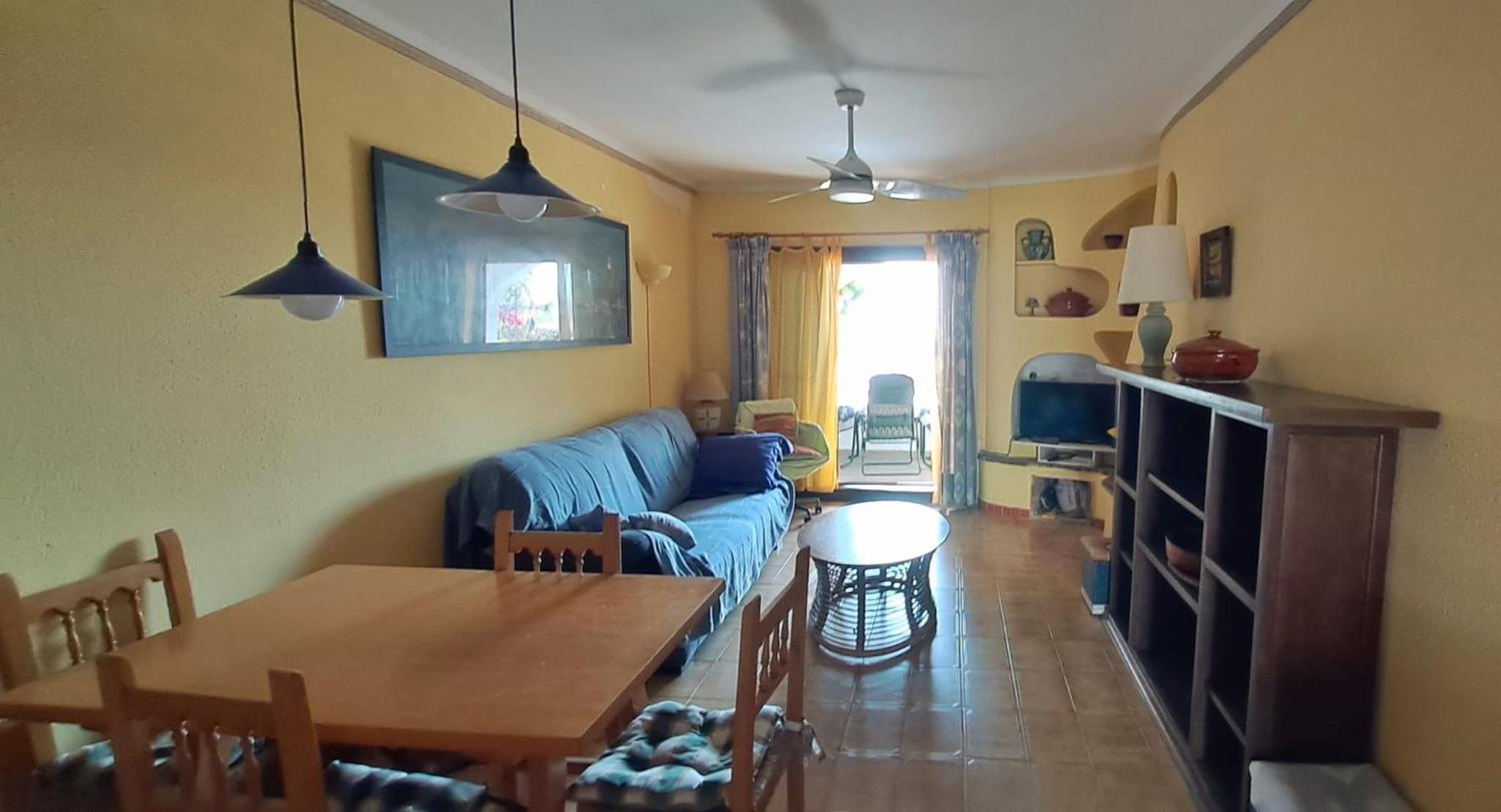 Apartamento de dos habitaciones con balcón y vista al mar