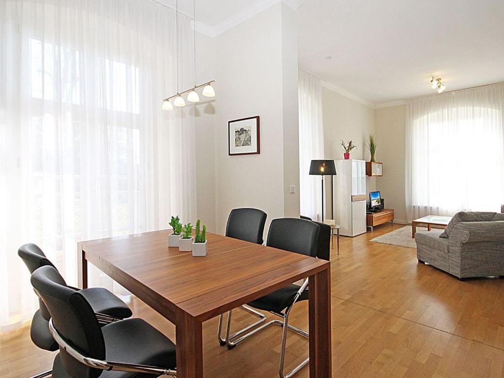 Apartment with Balcony photo 3