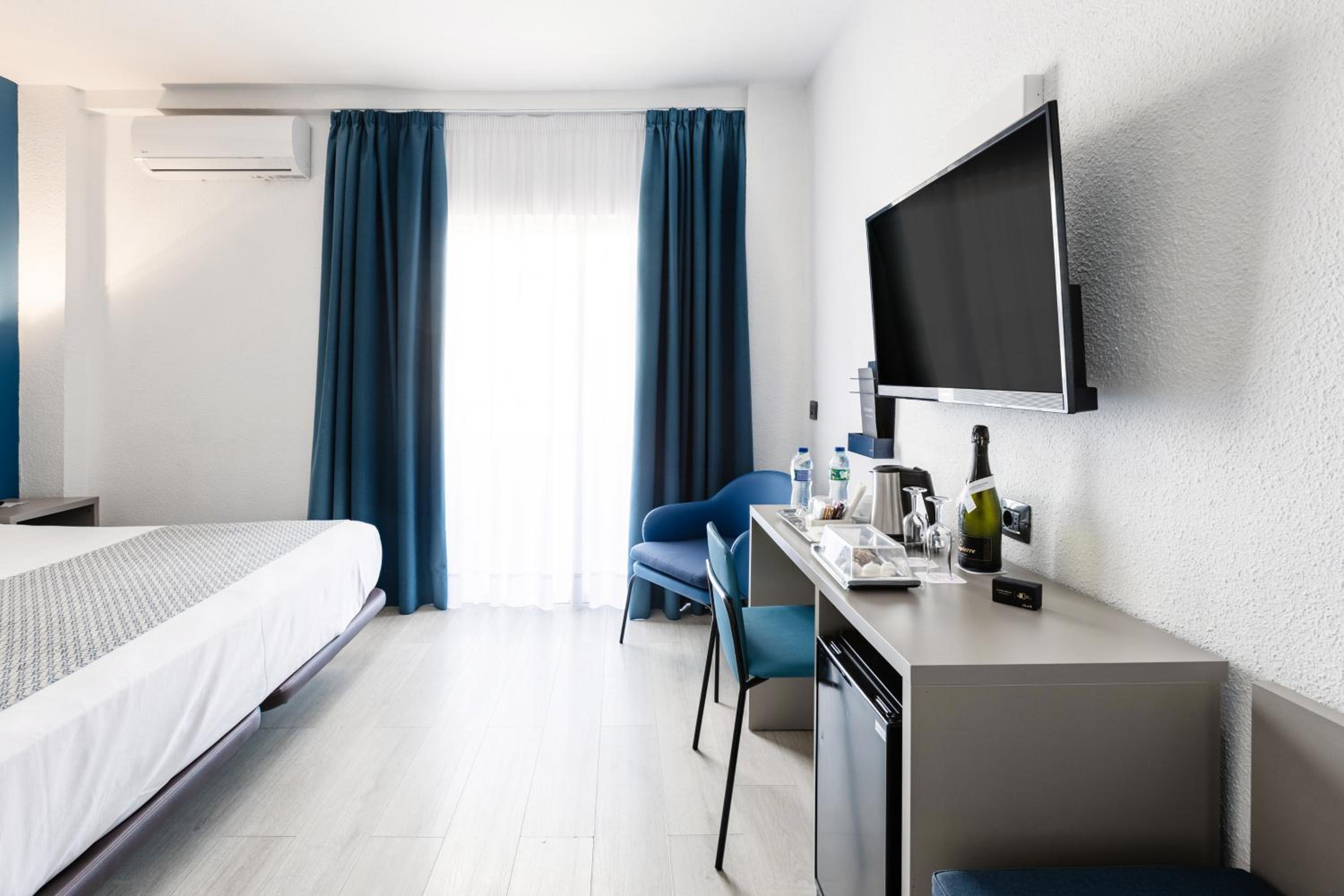 Premium Double or Twin Room thumbnail 6