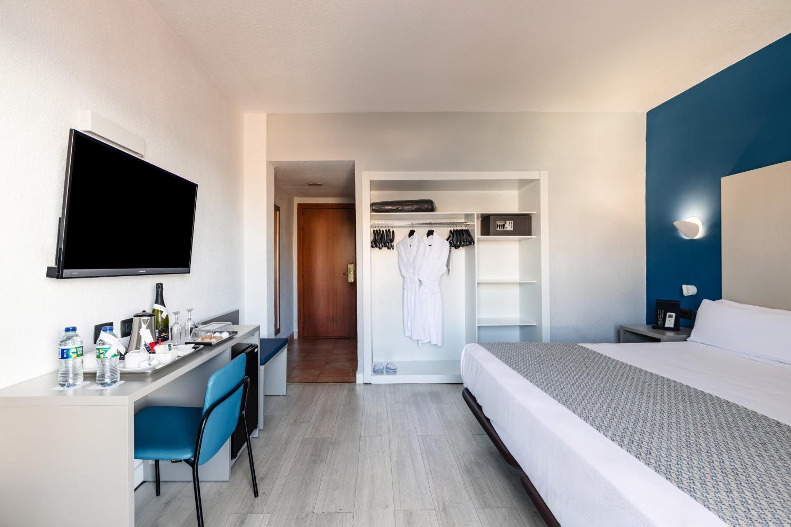Premium Double or Twin Room thumbnail 5