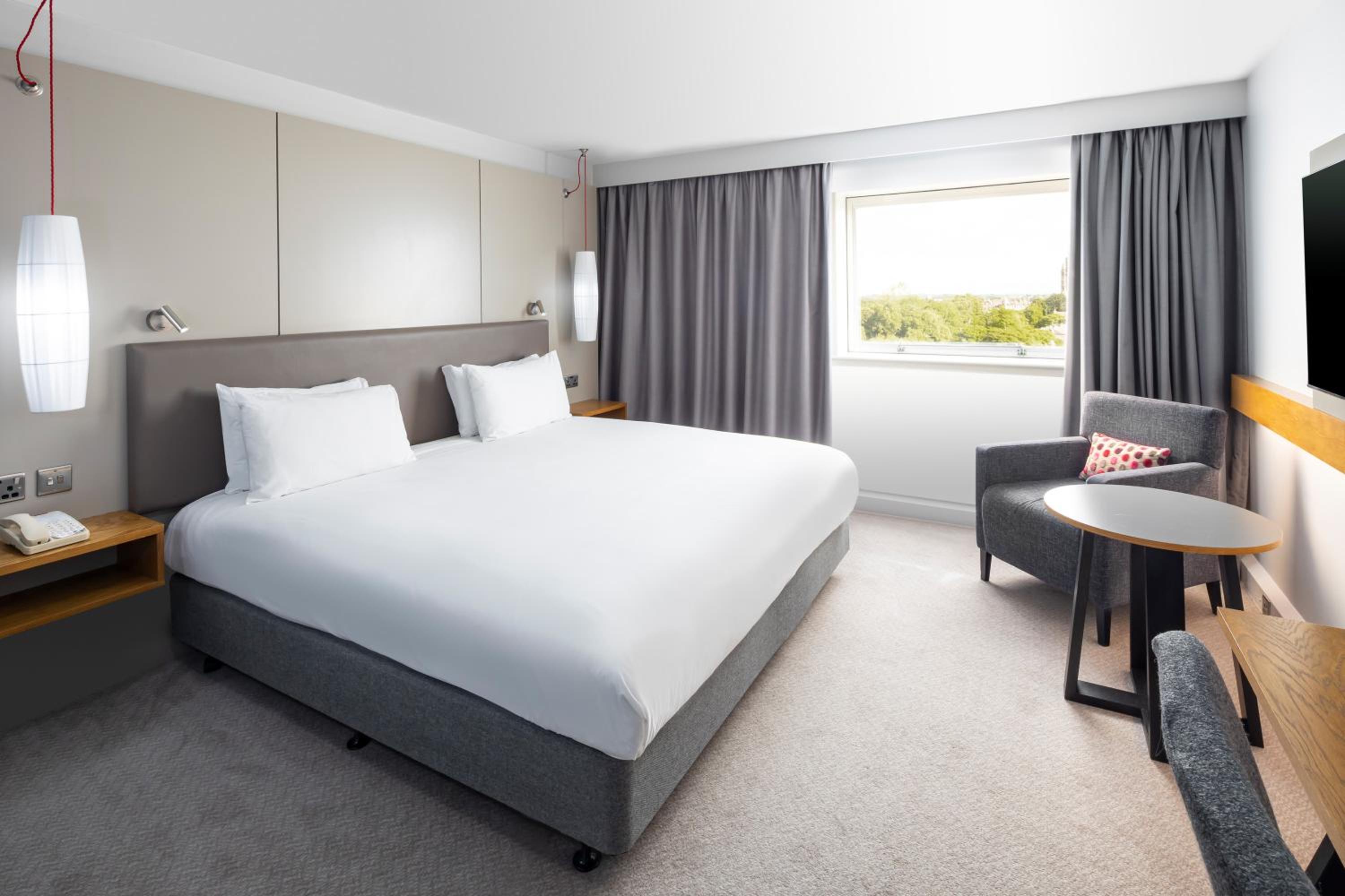 Standard Queen Room - High Floor photo 3