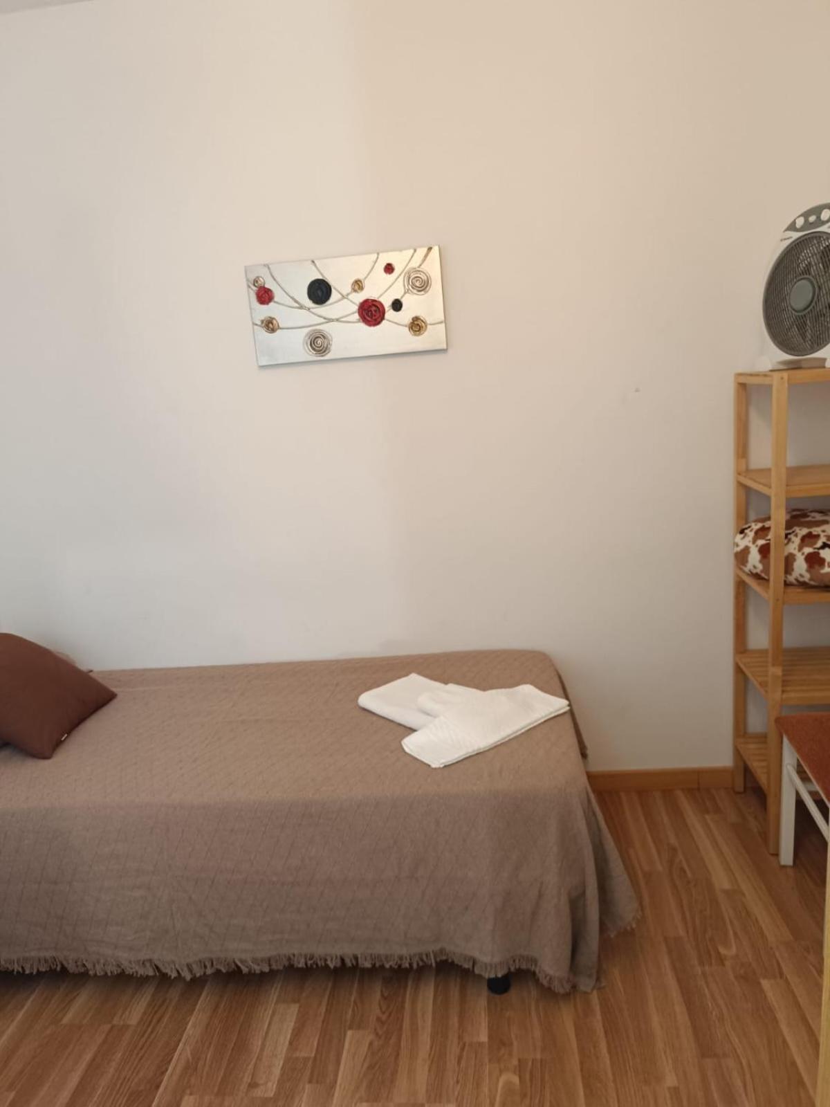 Standard Single Room with Shared Bathroom photo 1