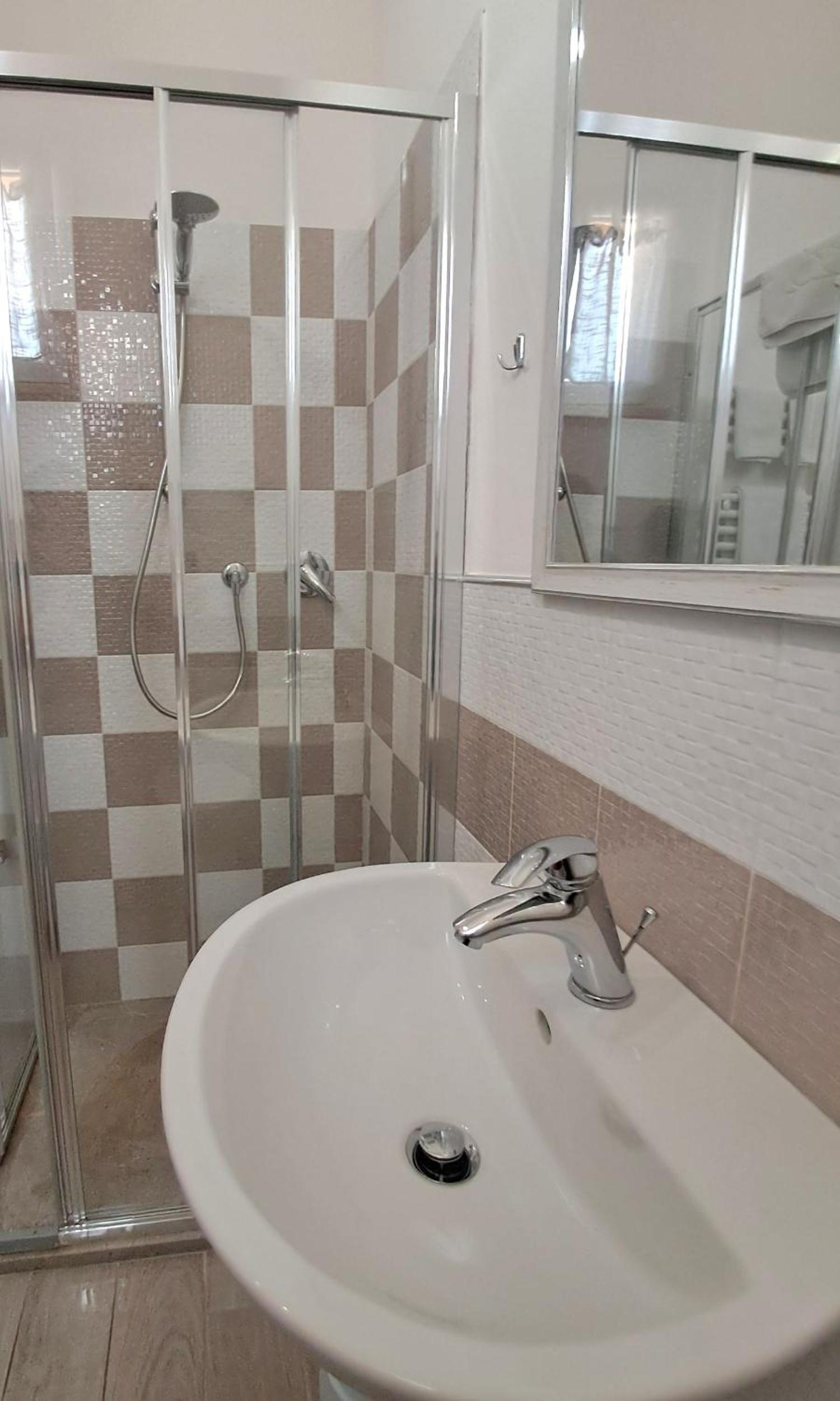 Double Room with Private Bathroom - Photo 3
