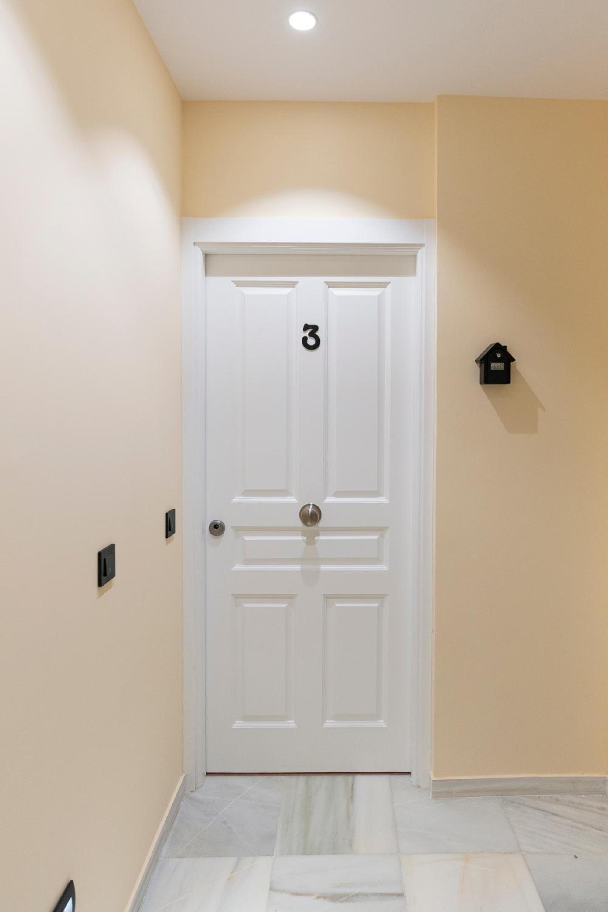 Apartamento de lujo de dos habitaciones con balcón