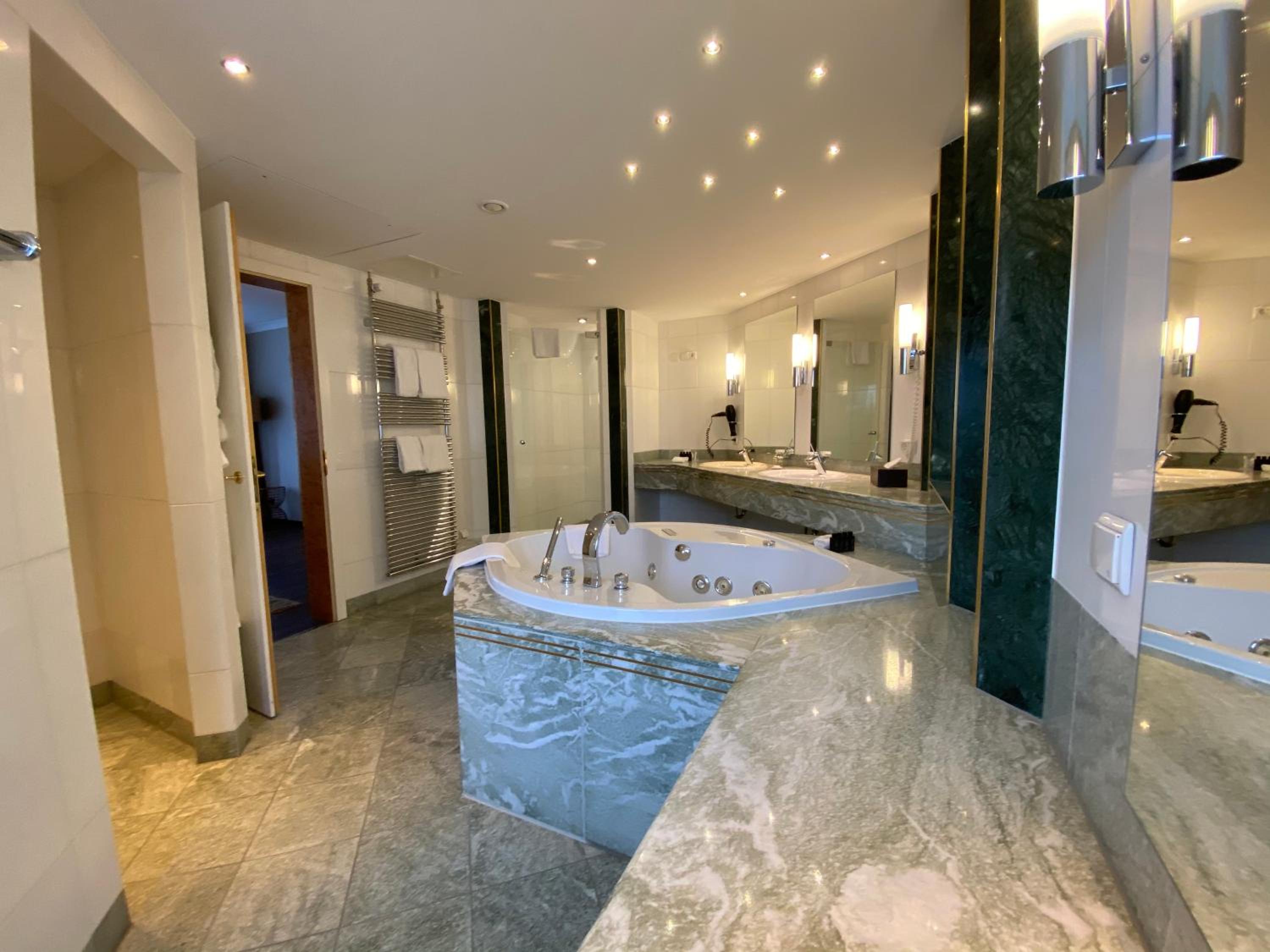 Senior Suite with free Club Lounge Access