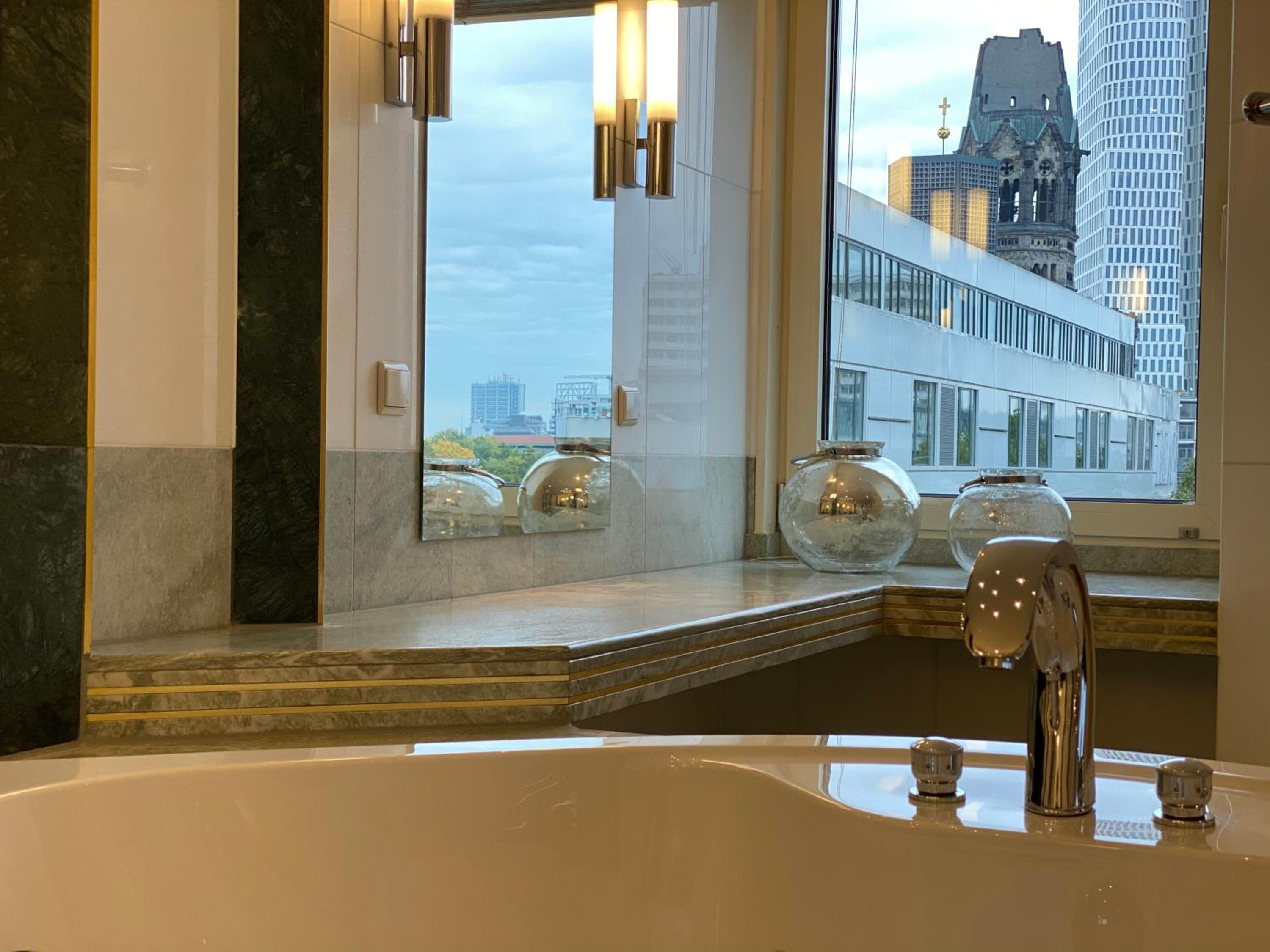 Senior Suite with free Club Lounge Access thumbnail 5