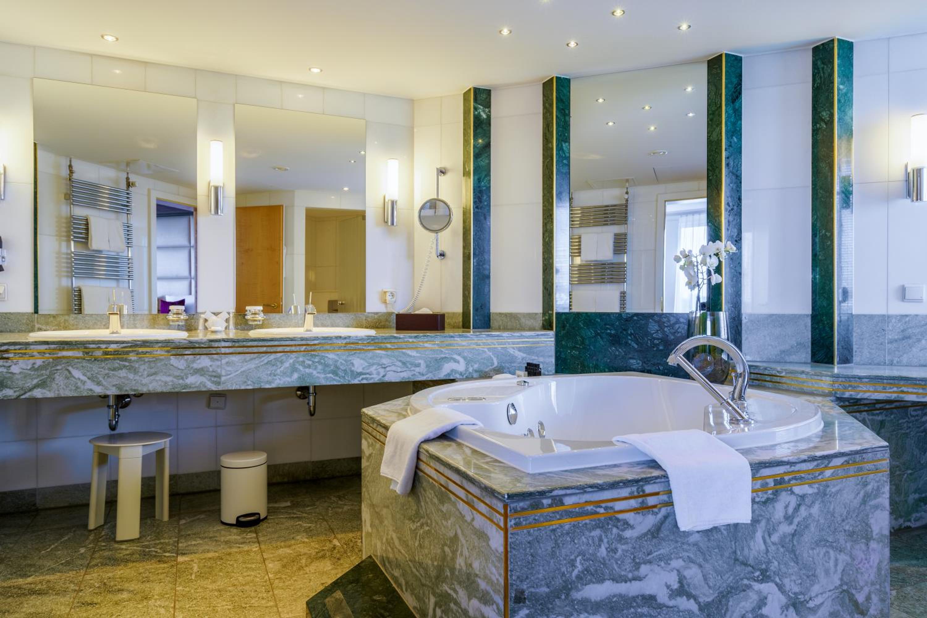 Senior Suite with free Club Lounge Access thumbnail 6