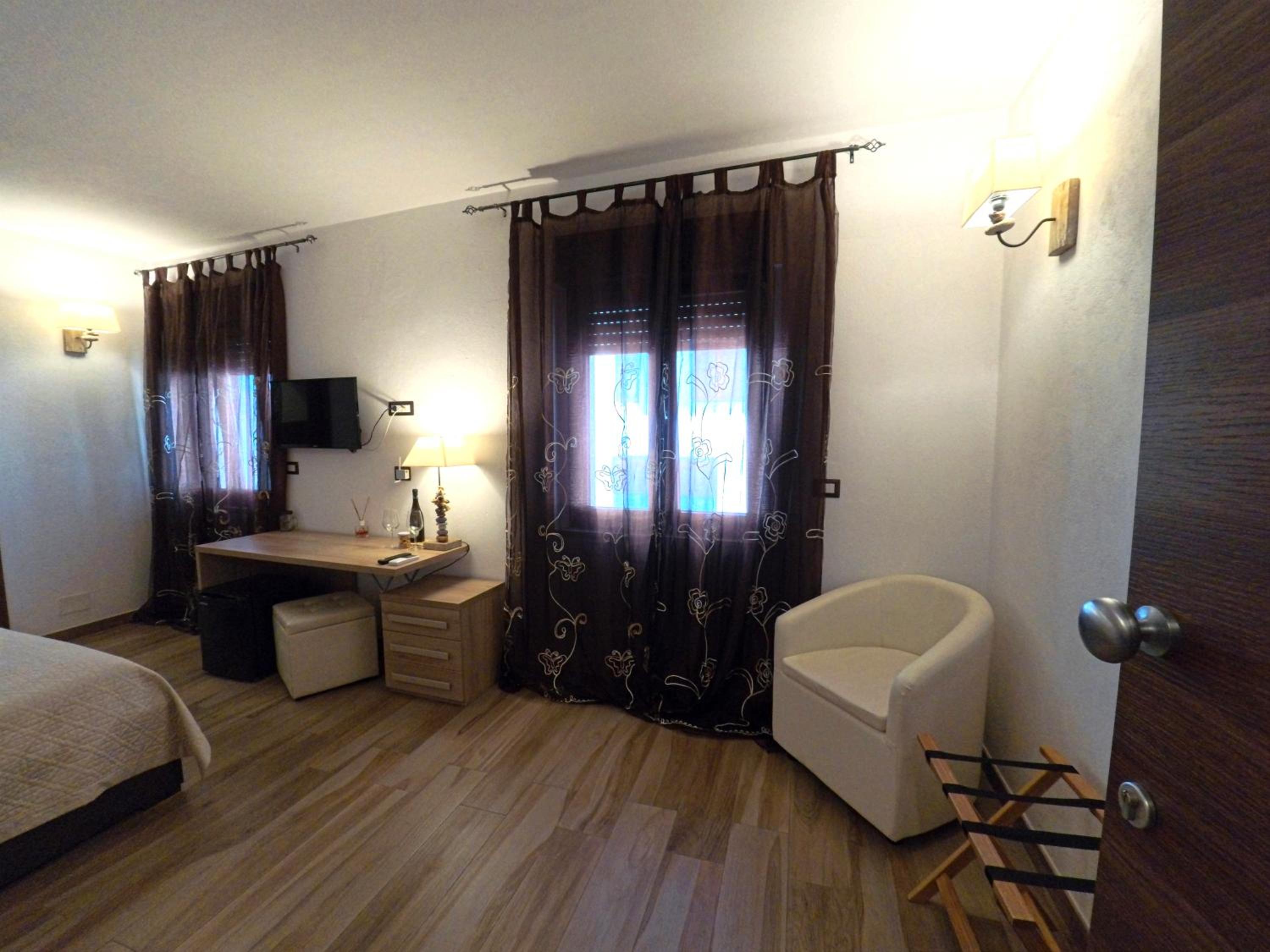 Deluxe Double Room - Photo 22