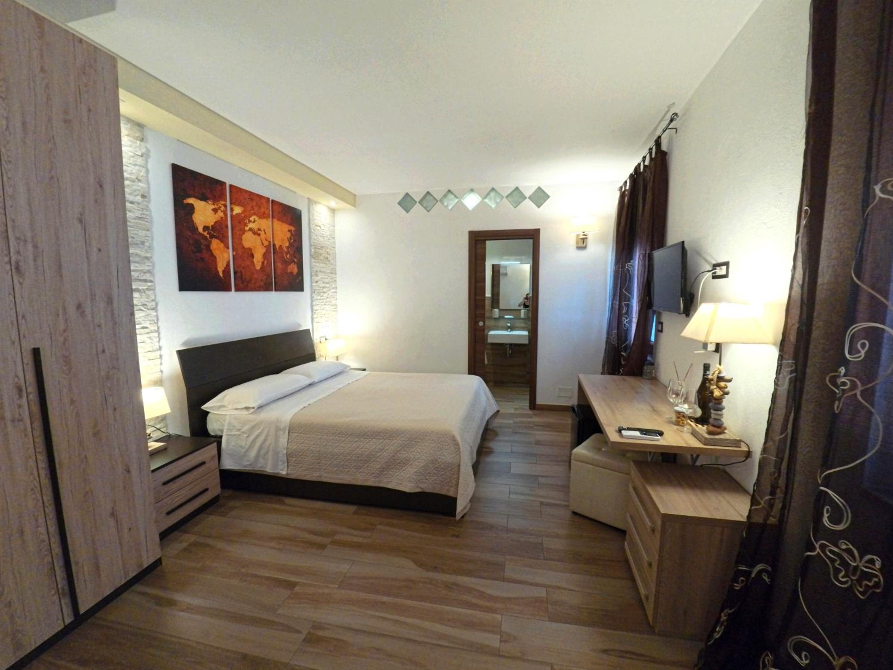 Deluxe Double Room - Photo 21