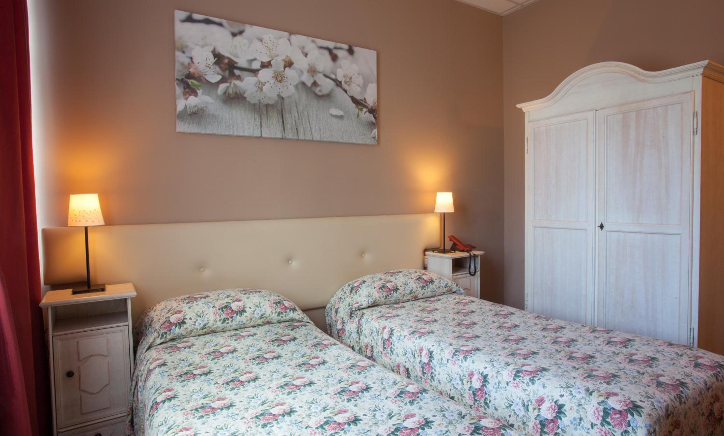 Twin Room with Private Bathroom - Photo 3