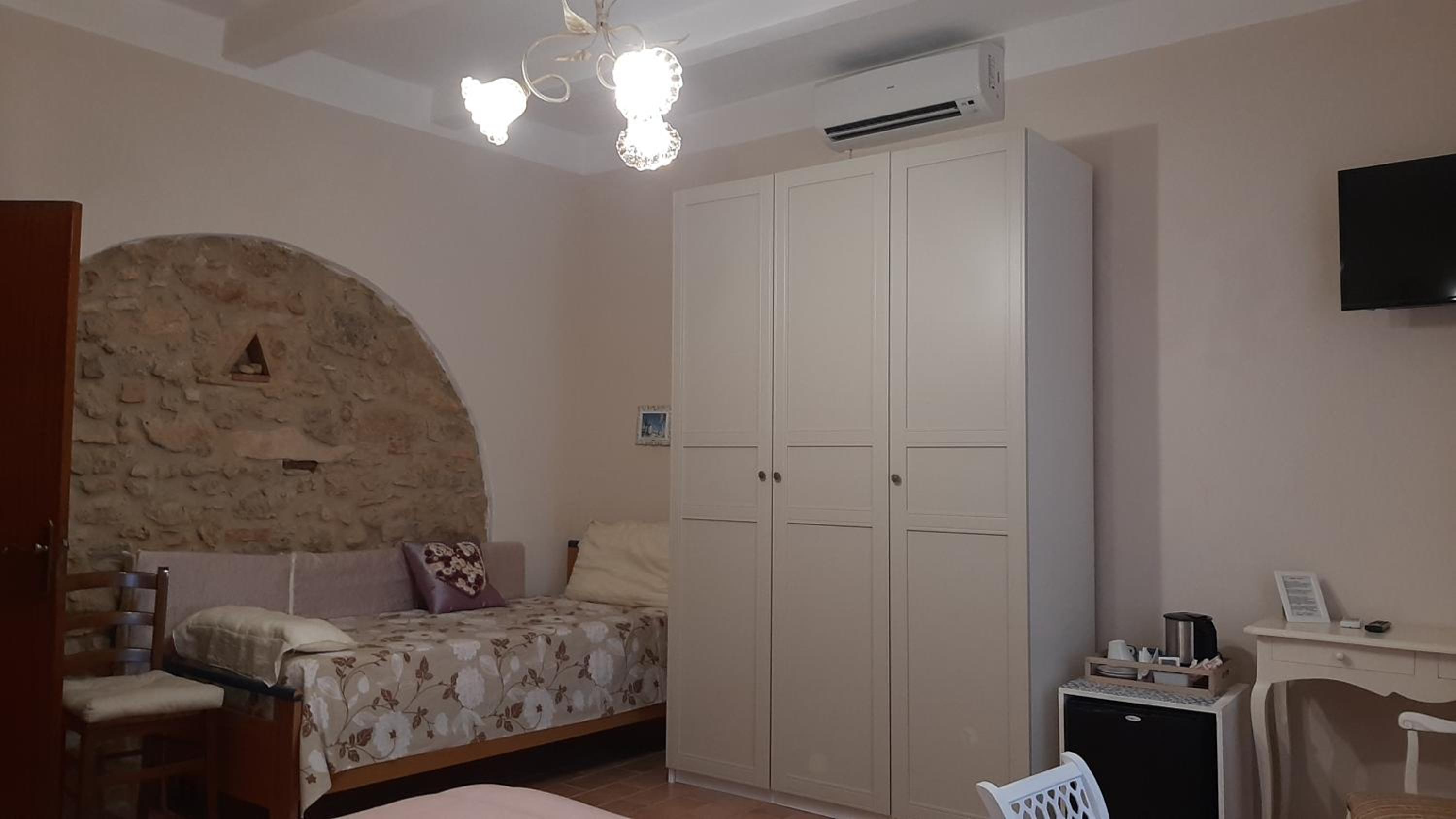 Standard Double Room - Photo 7