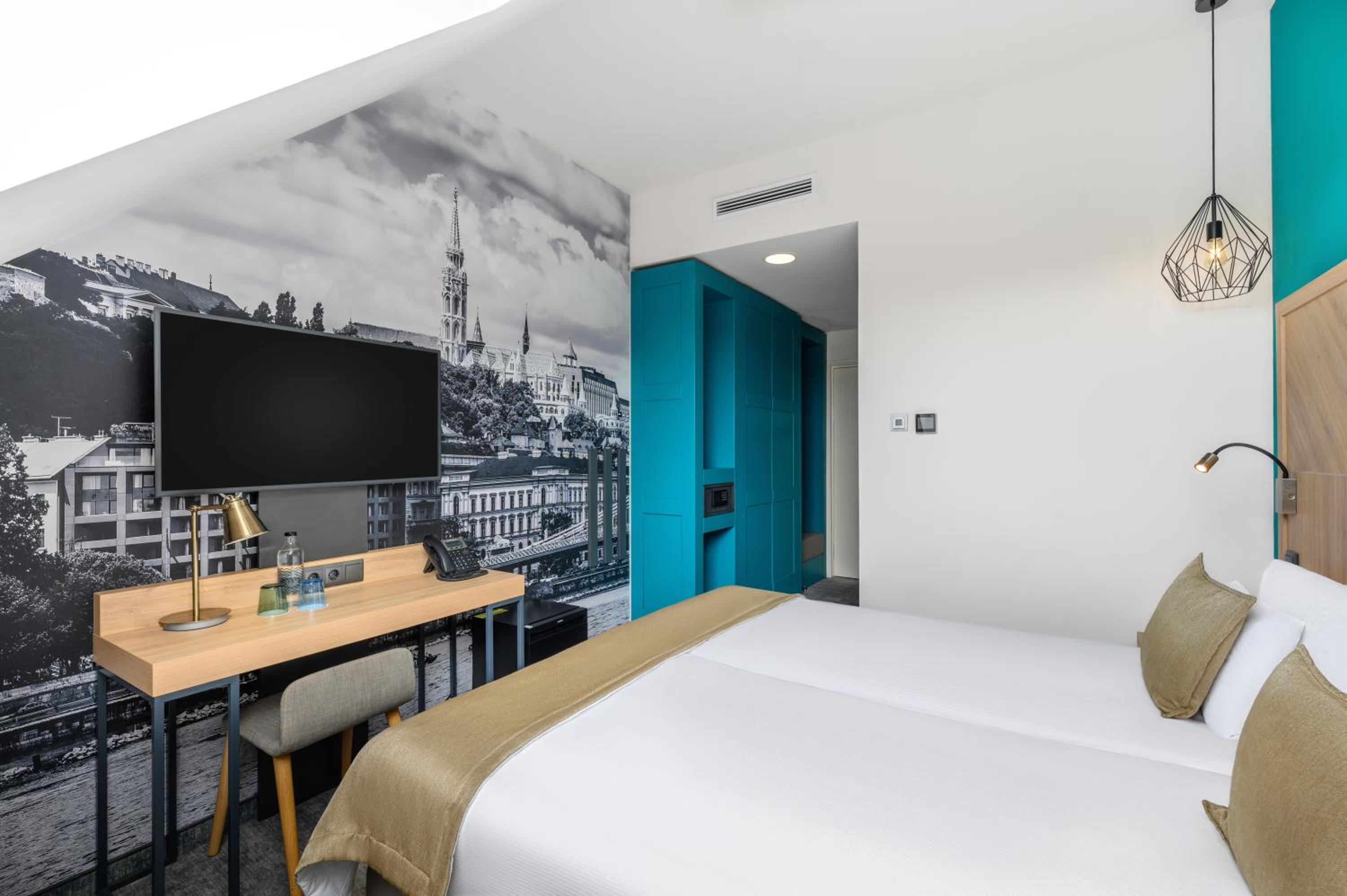 Standard Double or Twin Room - Photo 7