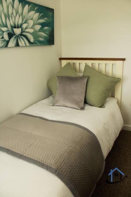 Three-Bedroom House photo 2