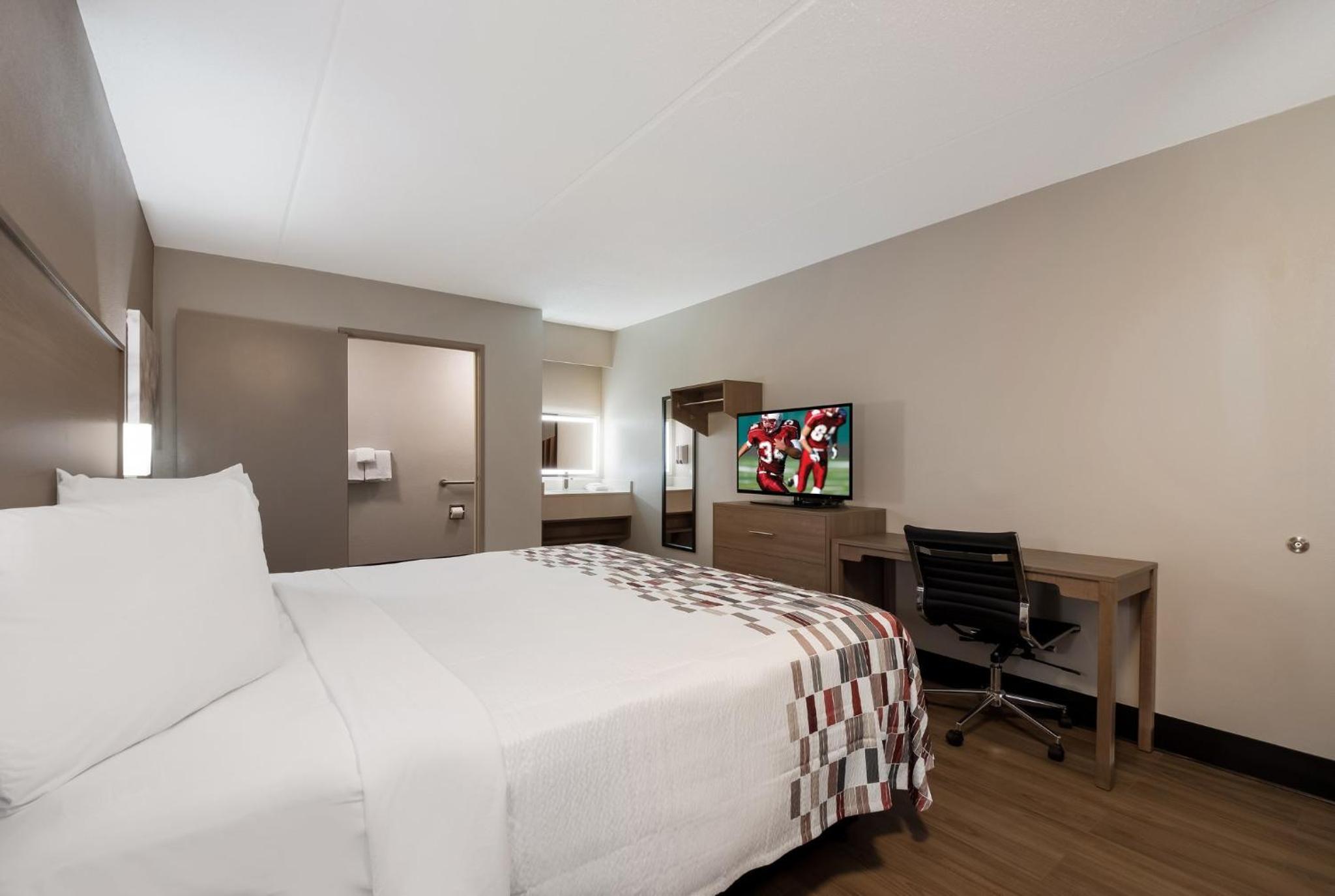 Deluxe Room with One Full Bed Disability Access Roll-In Shower Non-Smoking - Photo 4