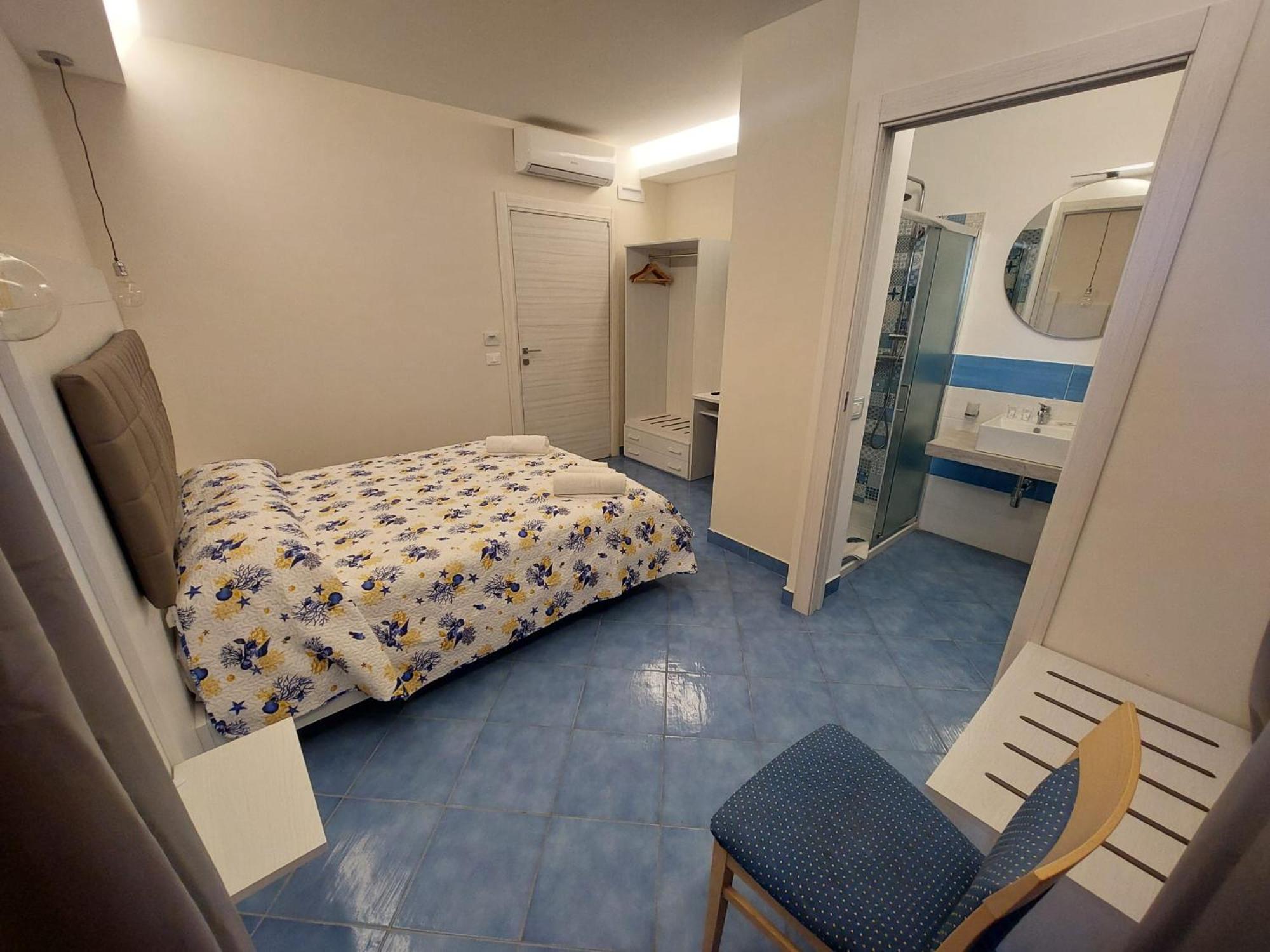 Double Room with Balcony - Photo 4