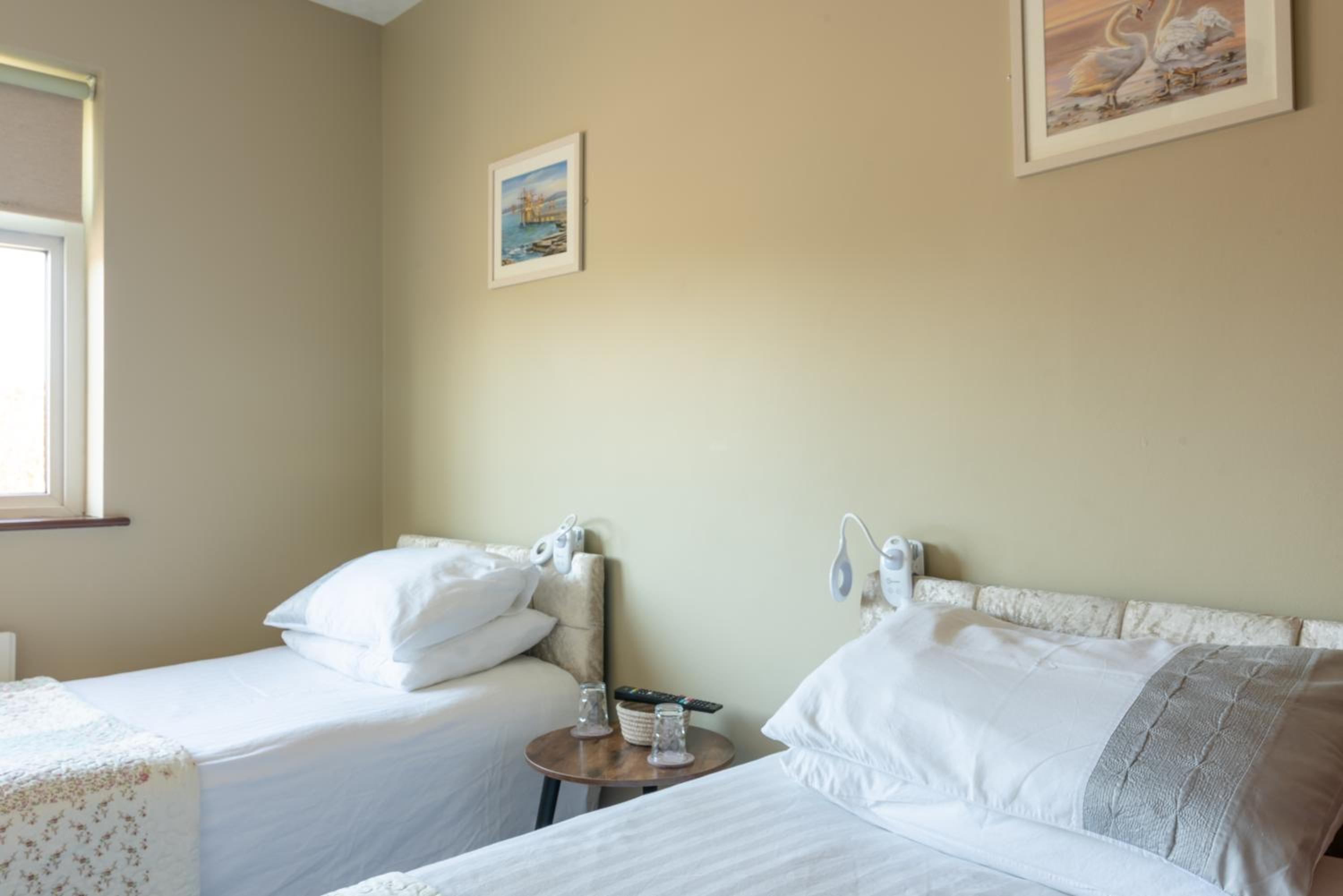Double or Twin Room with Private Bathroom - Photo 4