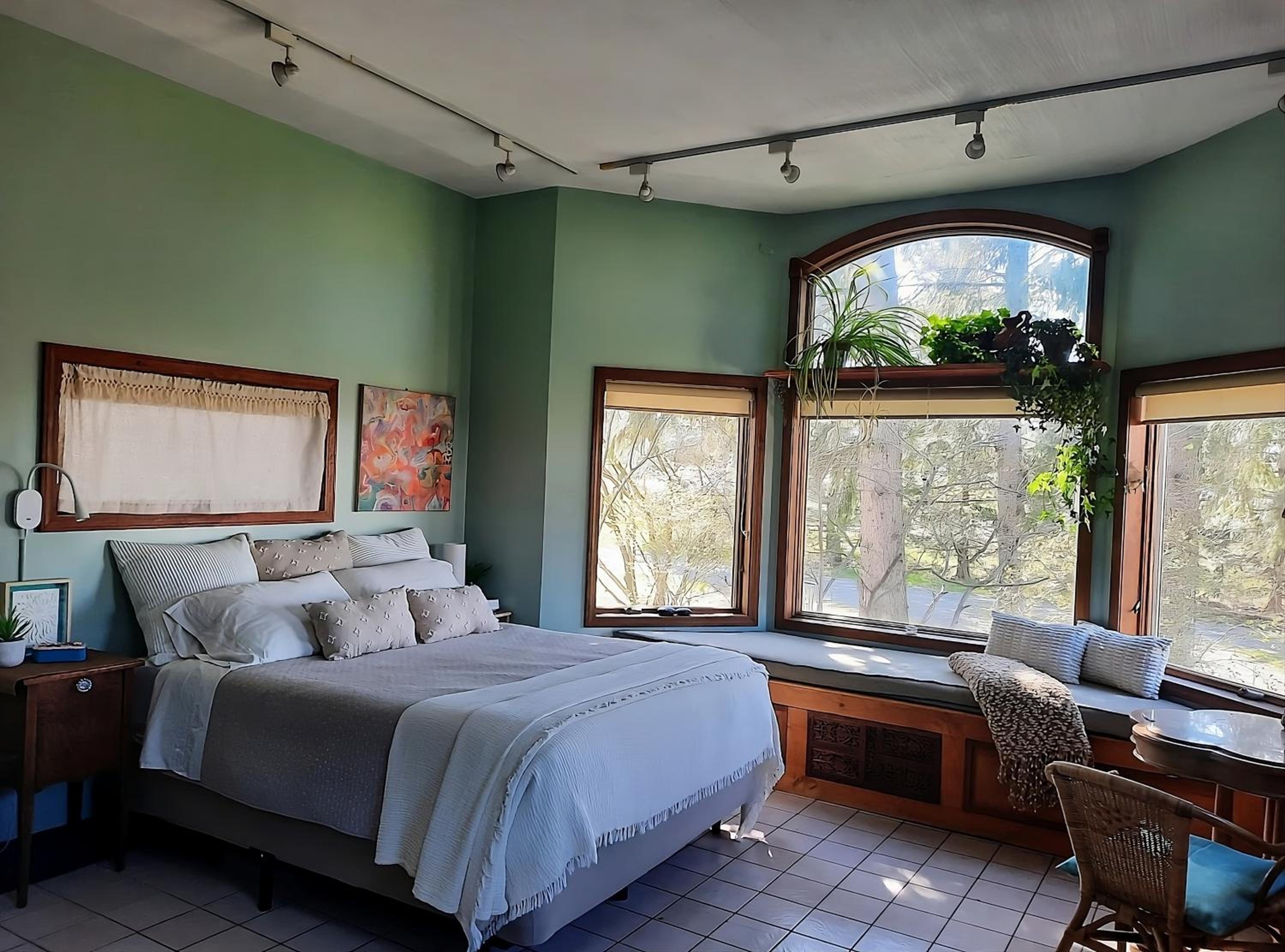 Deluxe Queen Room