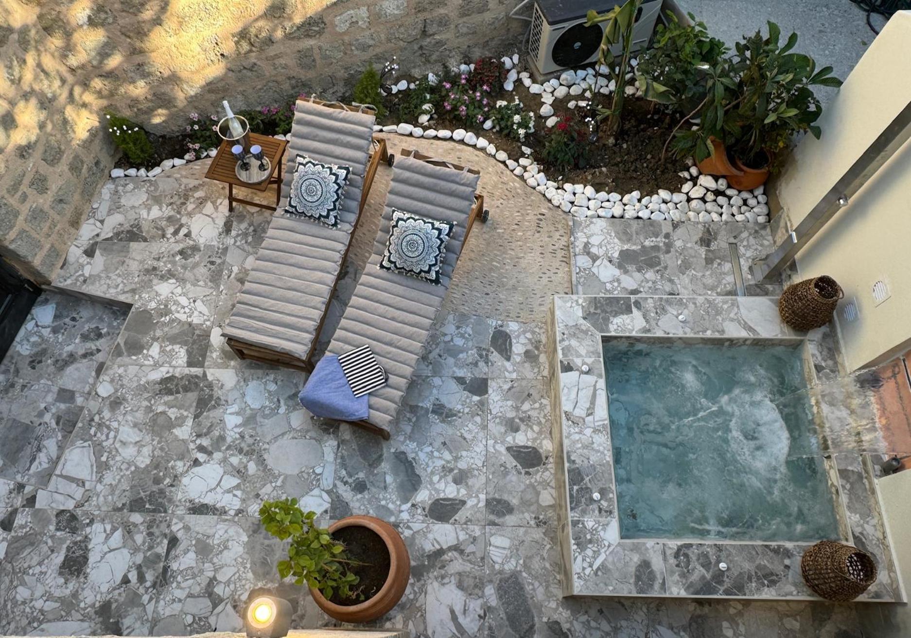 One-Bedroom Apartment with Garden photo 3