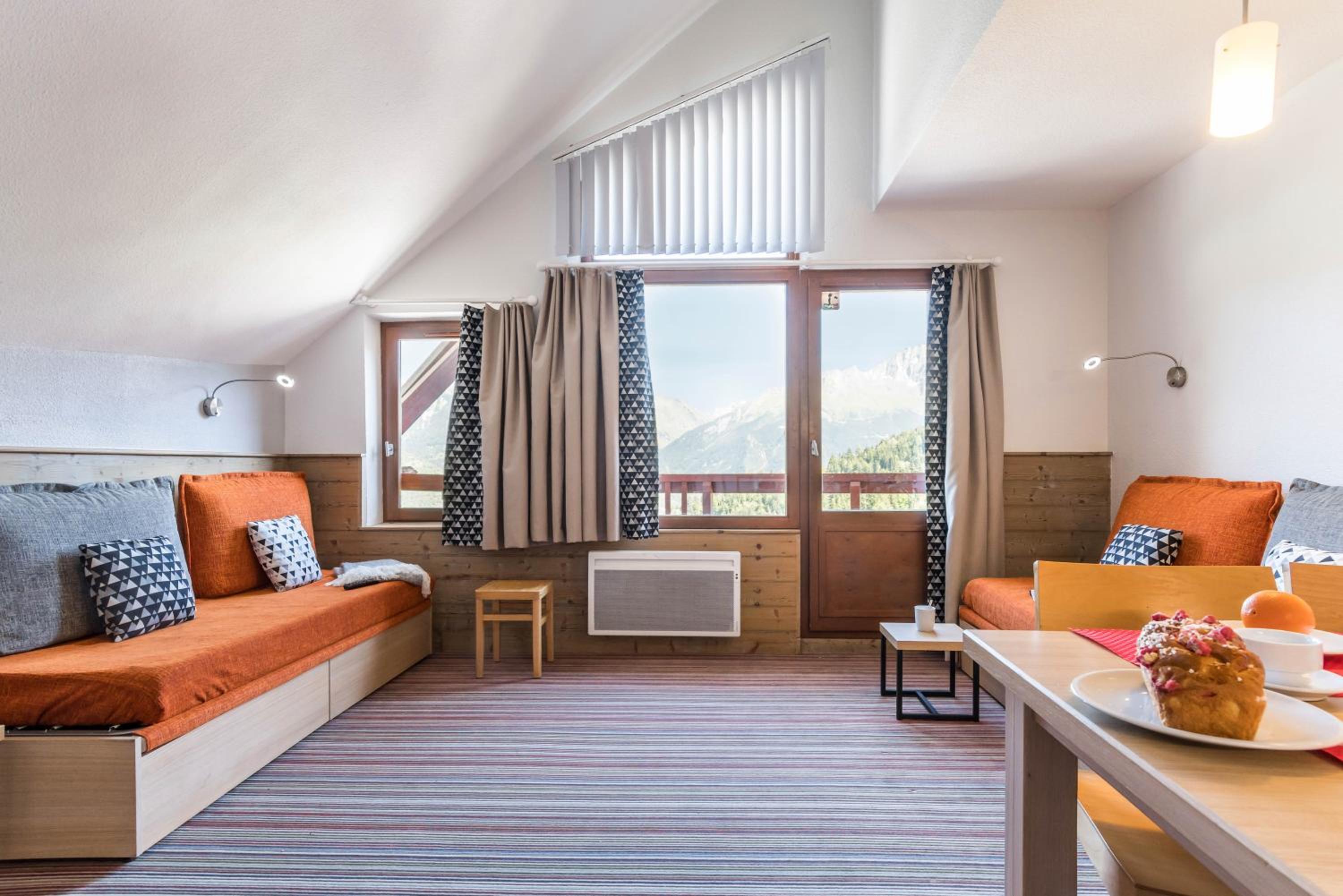 One-Bedroom Apartment with Sleeping Alcove and Balcony (7 People) - Mountain View