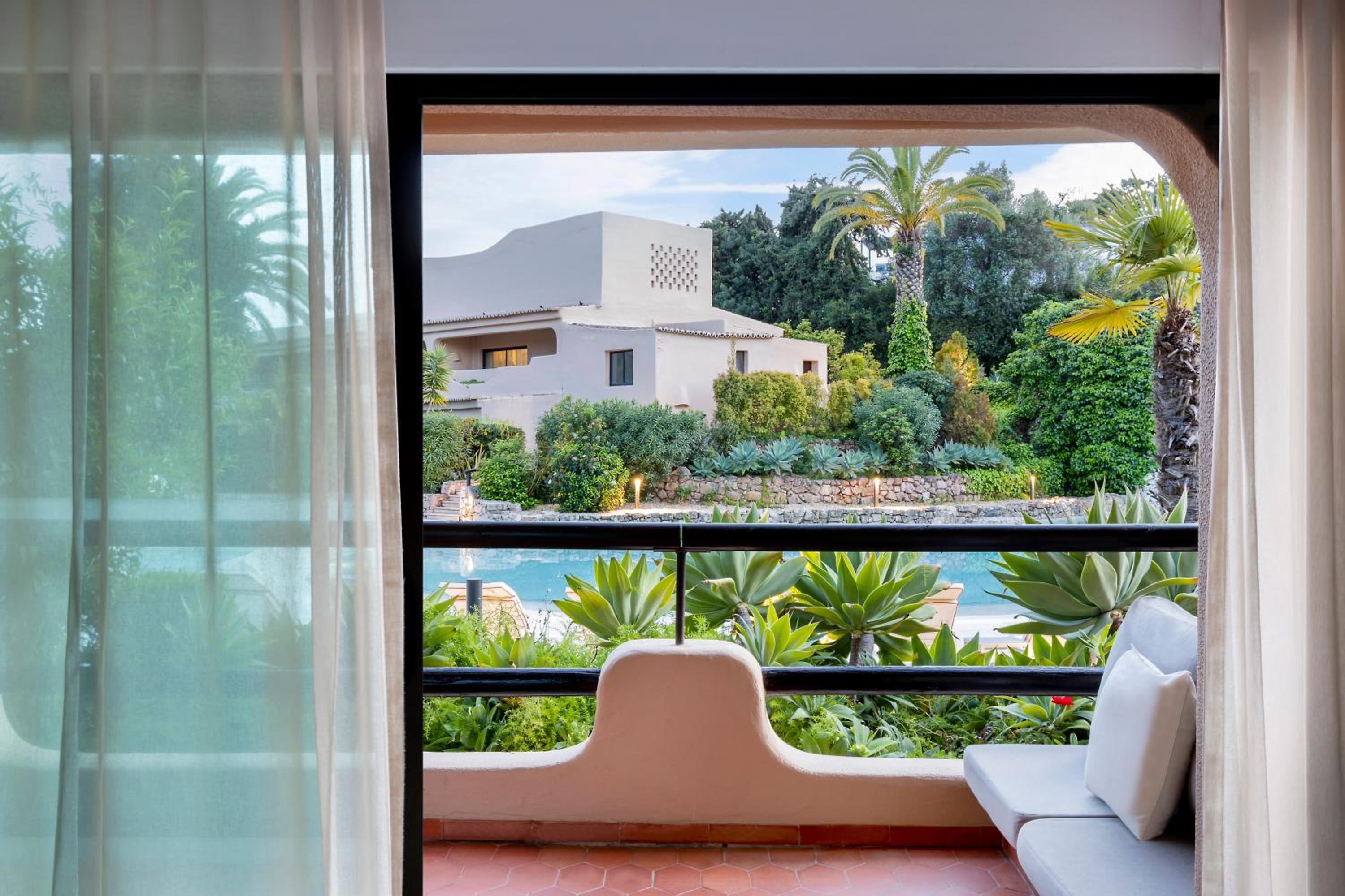 Junior Suite with Pool View photo 2