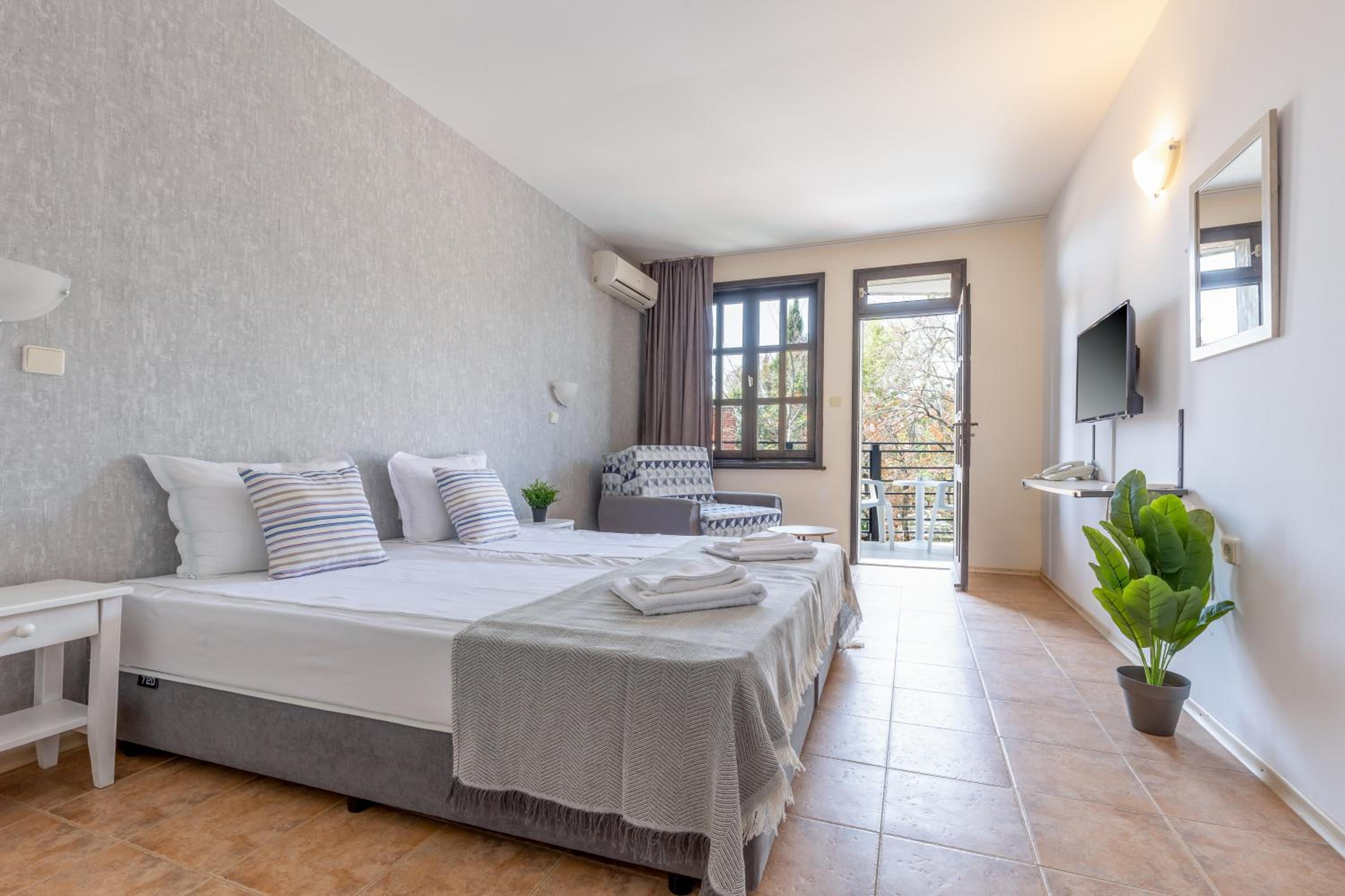 Double or Twin Room with Balcony photo 2