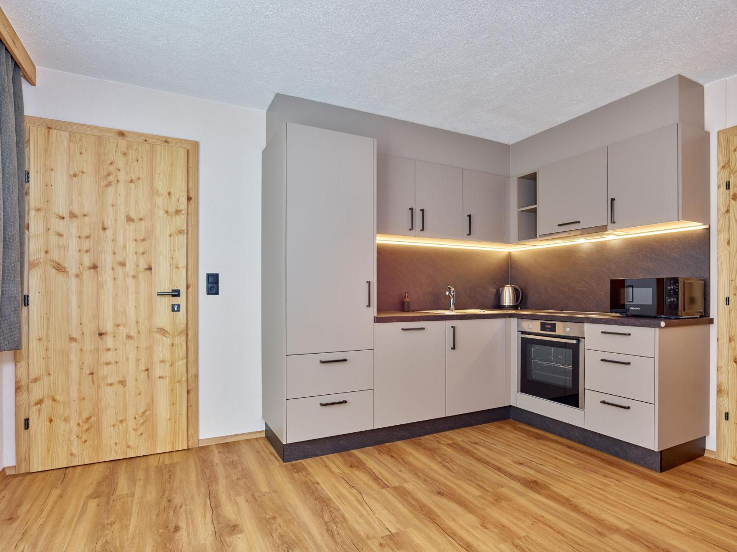 One-Bedroom Apartment with Balcony and Mountain View photo 3