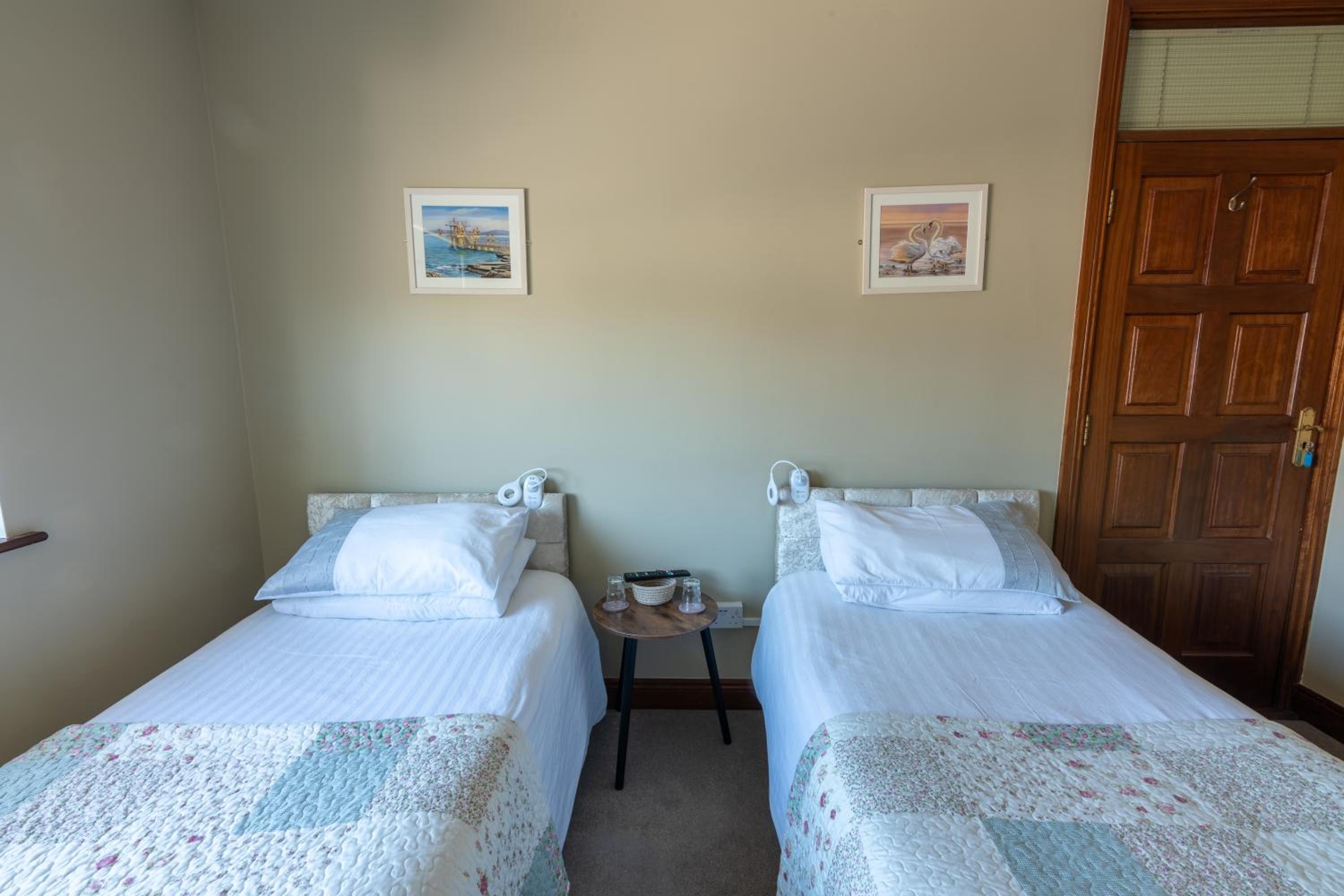 Double or Twin Room with Private Bathroom - Photo 7