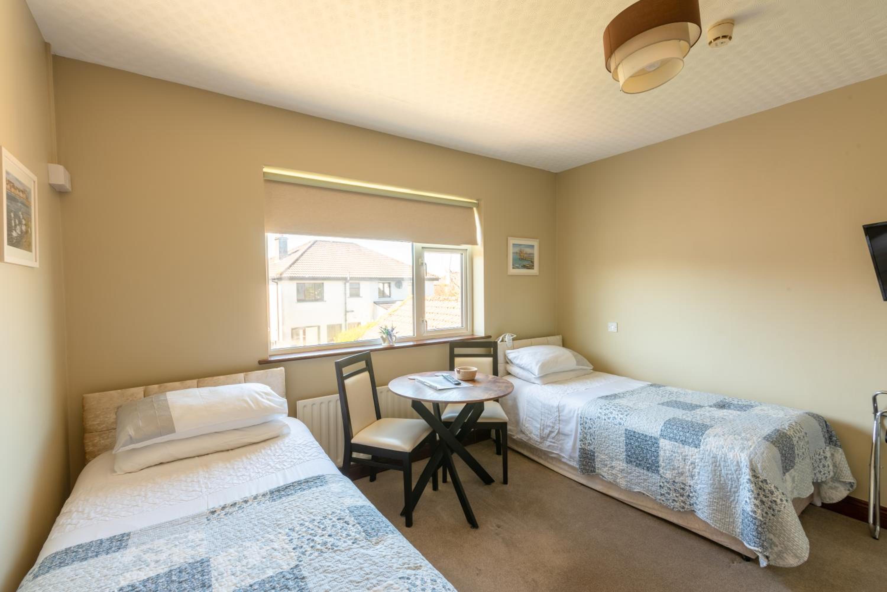 Double or Twin Room with Bathroom - Photo 2