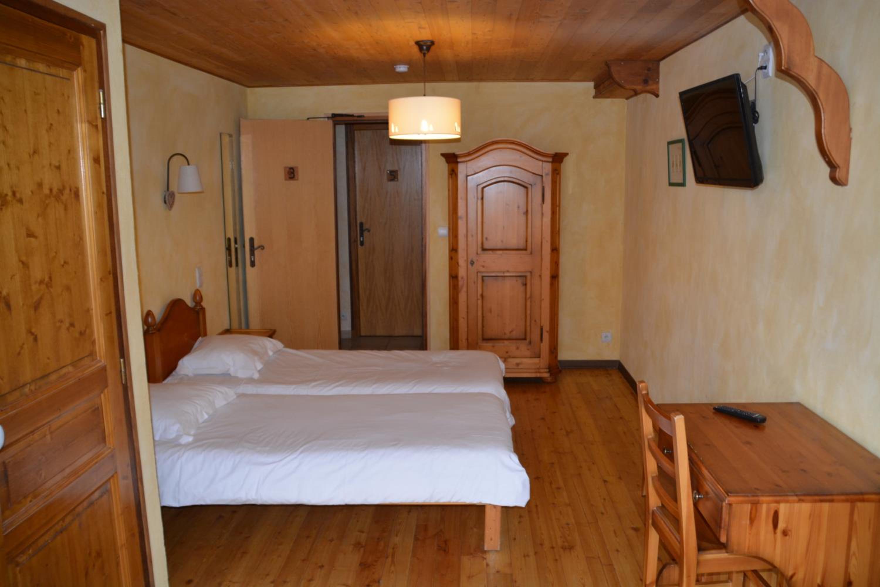 Twin Room - Photo 2