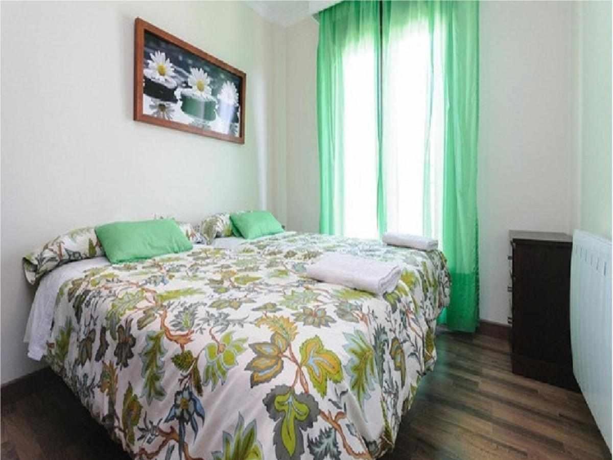 Casa de cuatro habitaciones con terraza