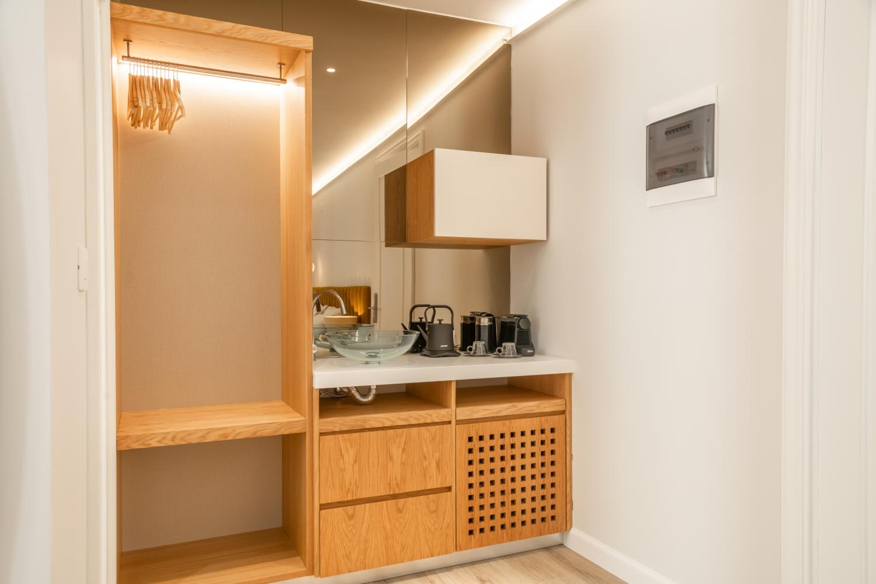 Deluxe Queen Suite photo 2