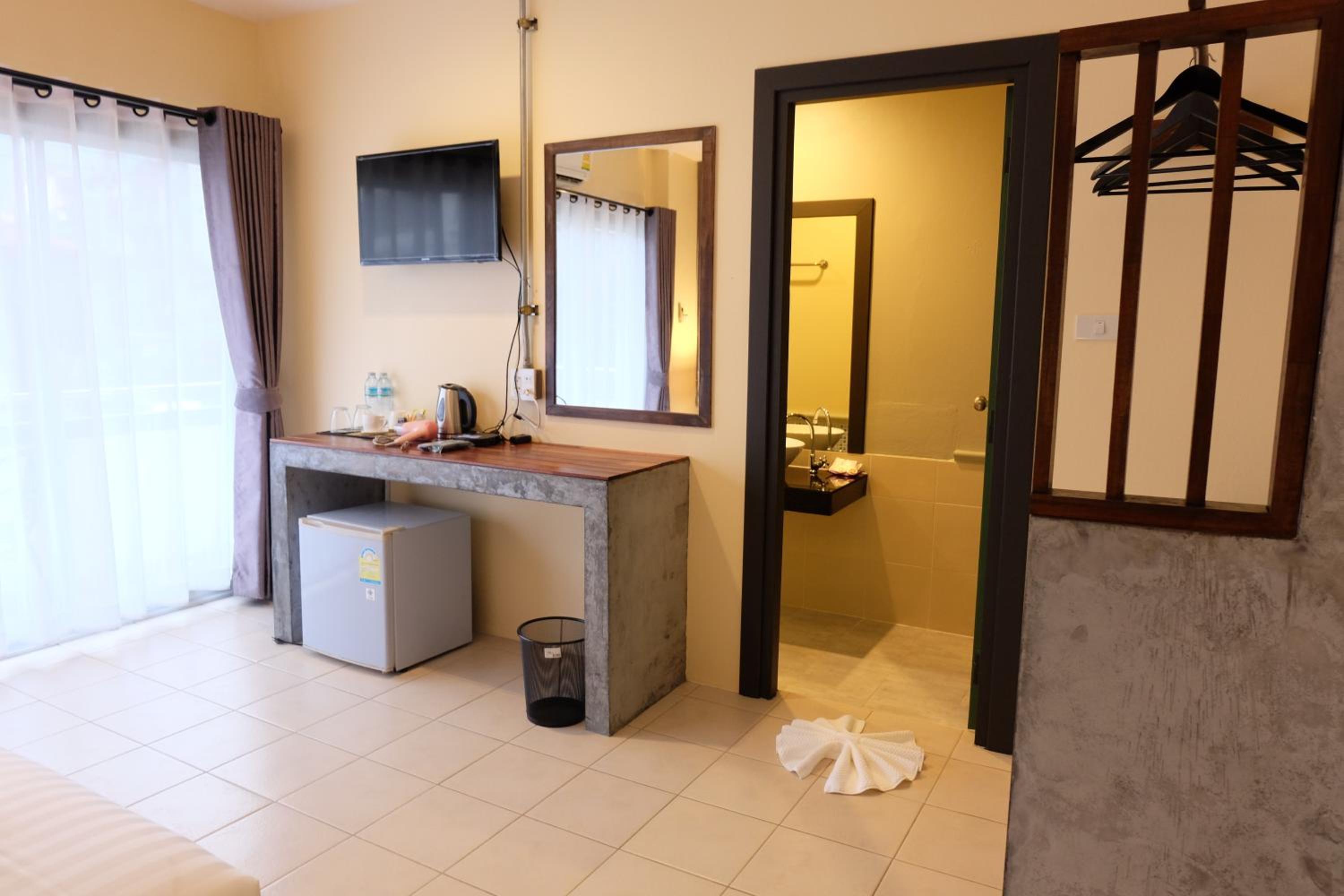 Double Room with Balcony - Photo 8