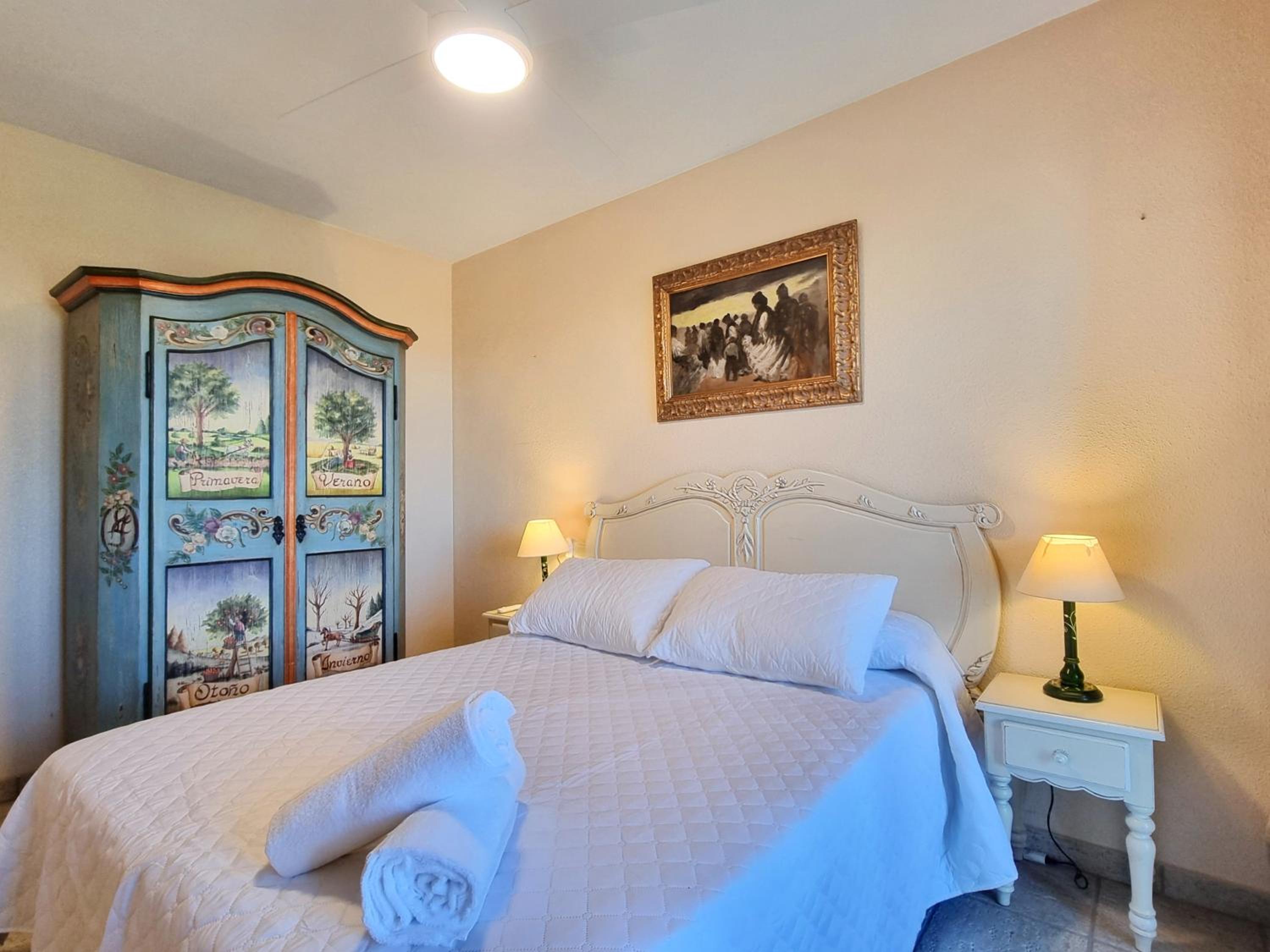 Apartamento de dos habitaciones con balcón y vista al mar