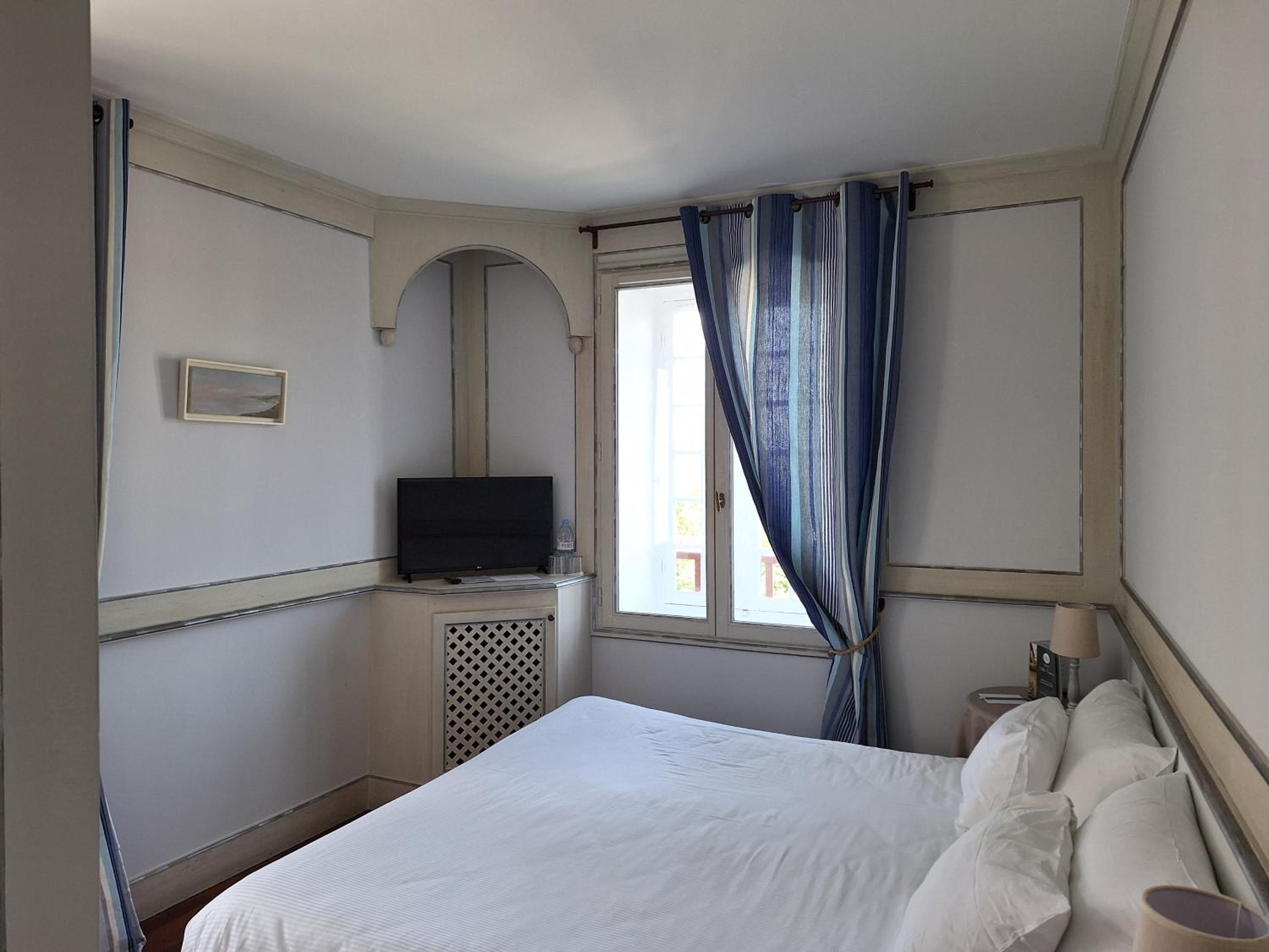 Double or Twin Room with City View - Photo 1