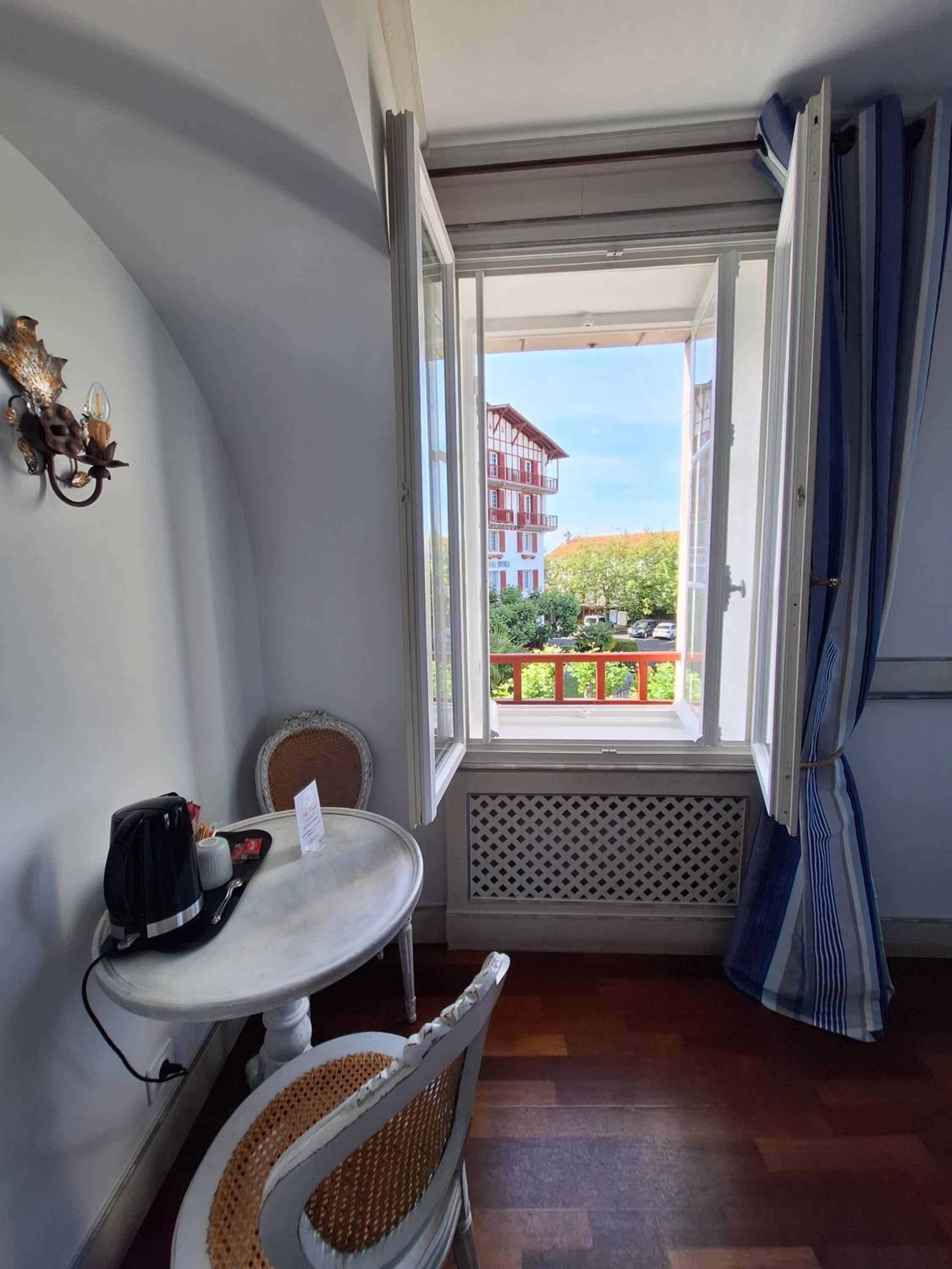Double or Twin Room with City View - Photo 2