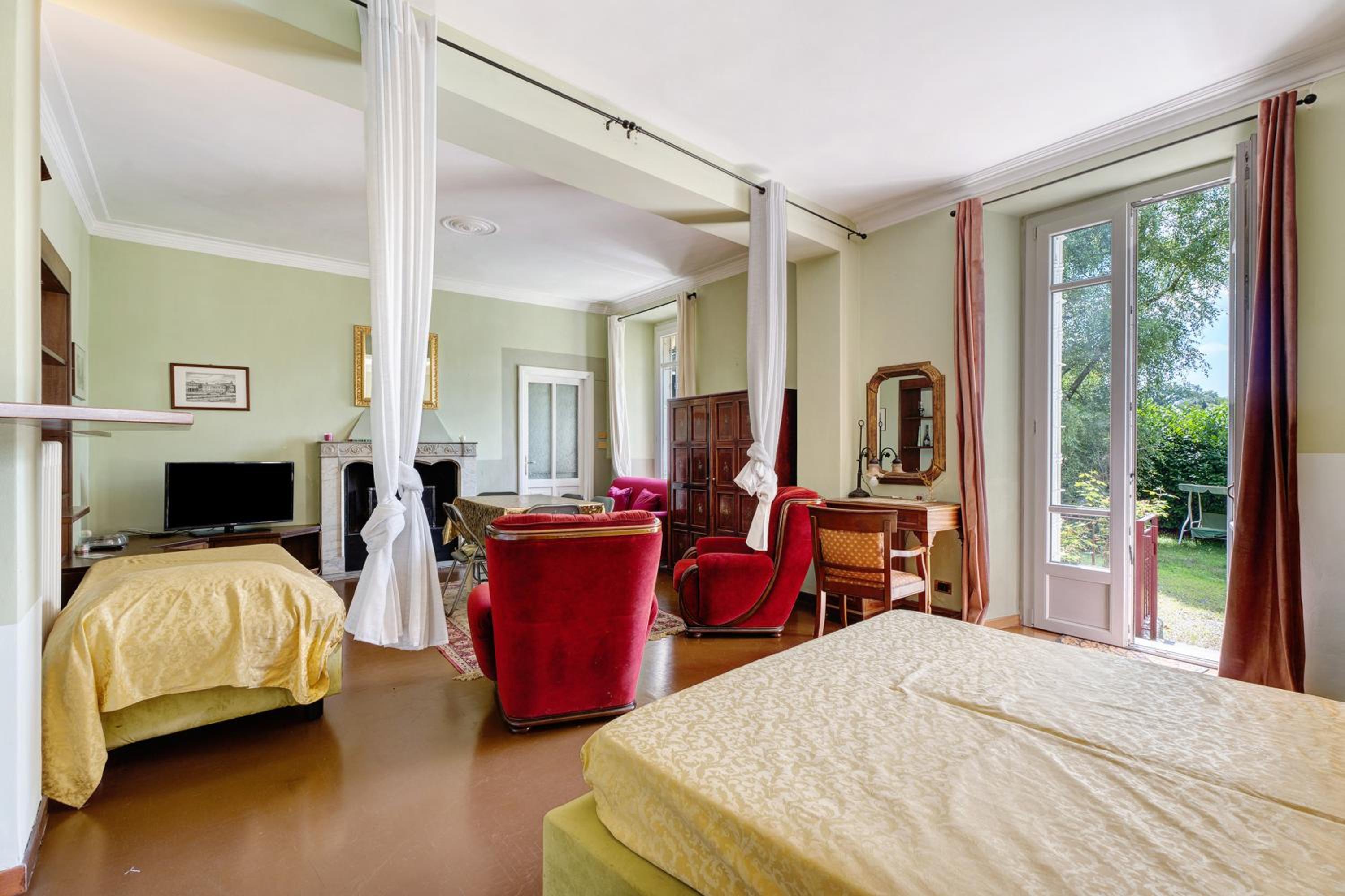 One-Bedroom Apartment with Garden View