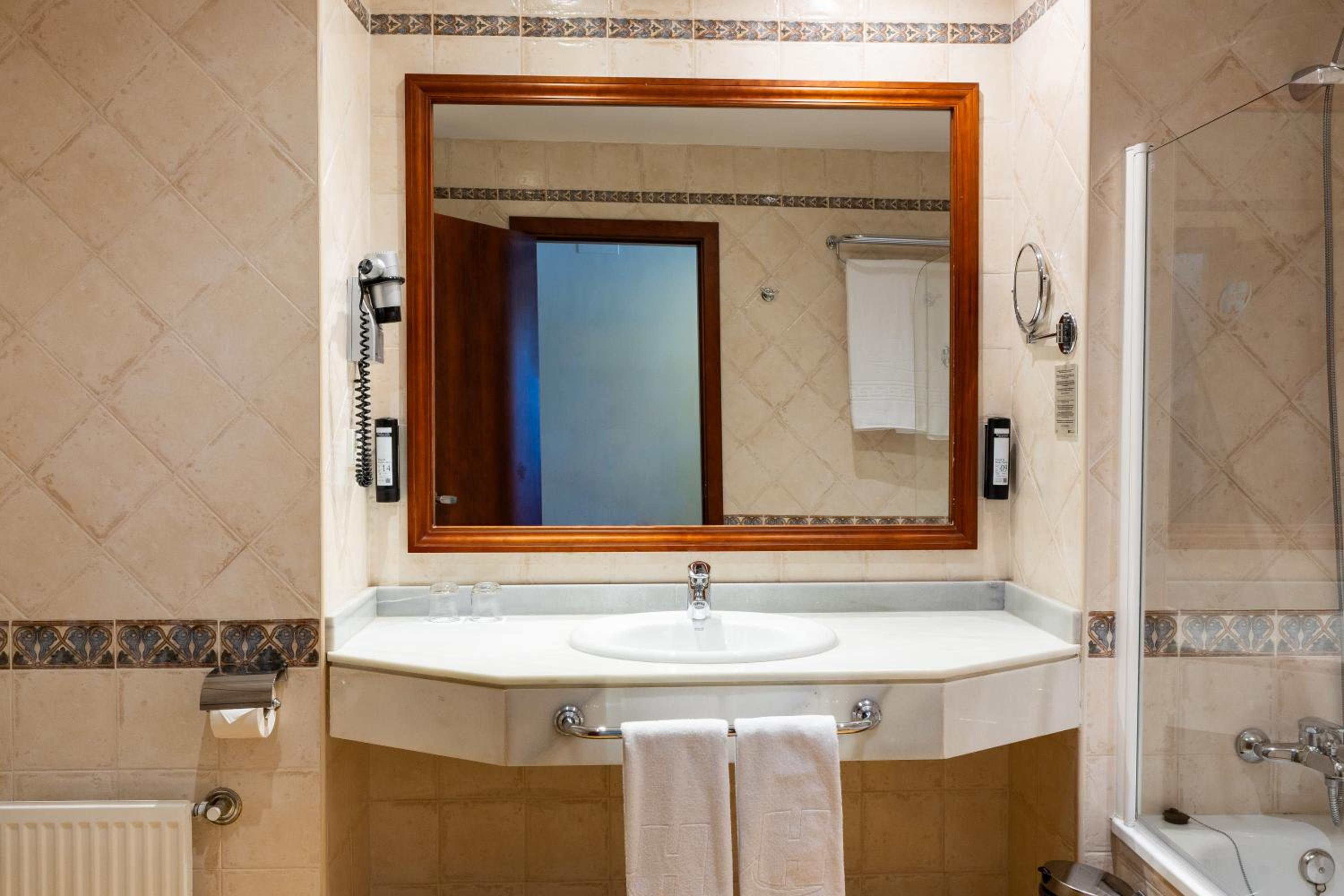 Standard Double or Twin Room - Photo 4