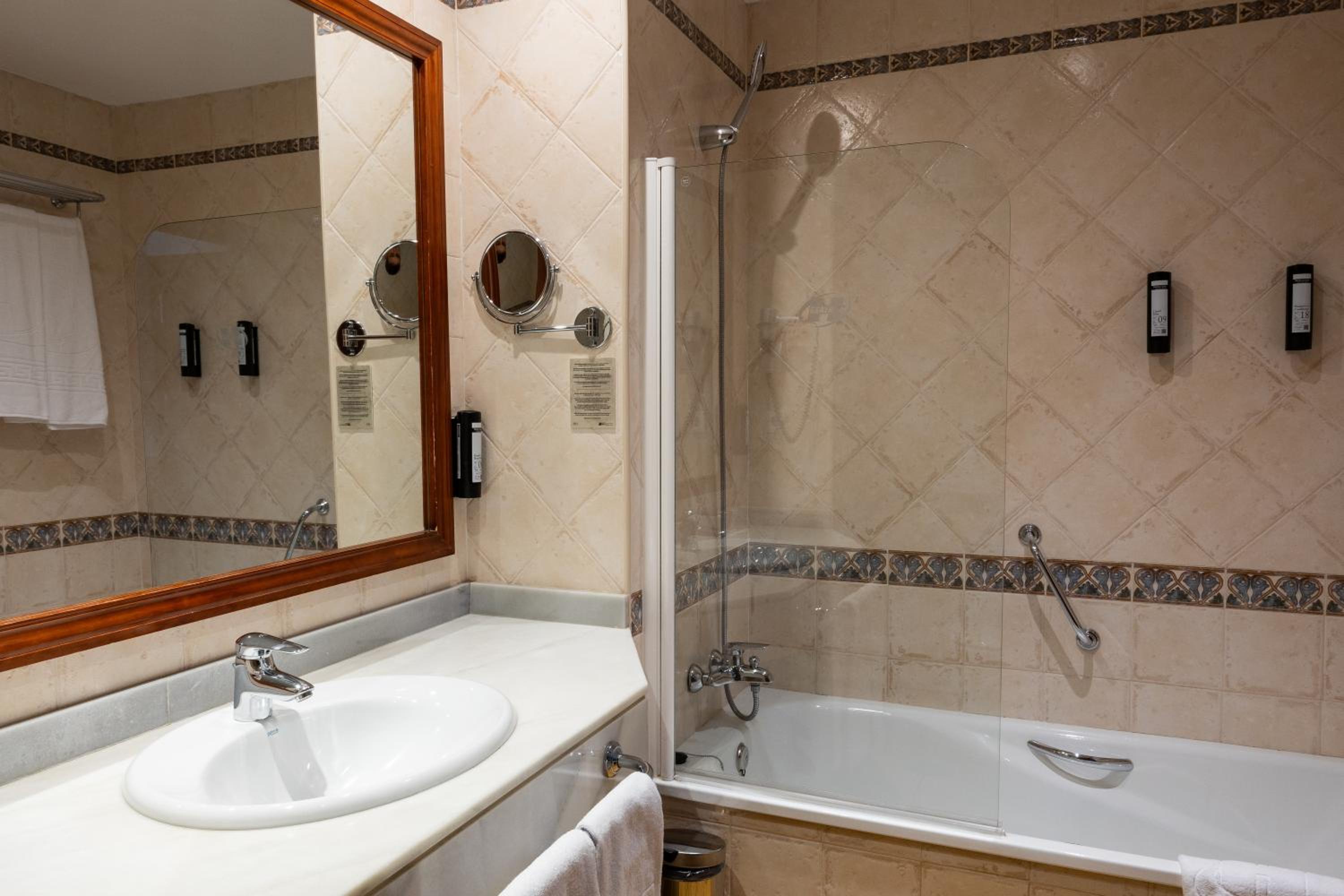 Standard Double or Twin Room - Photo 2