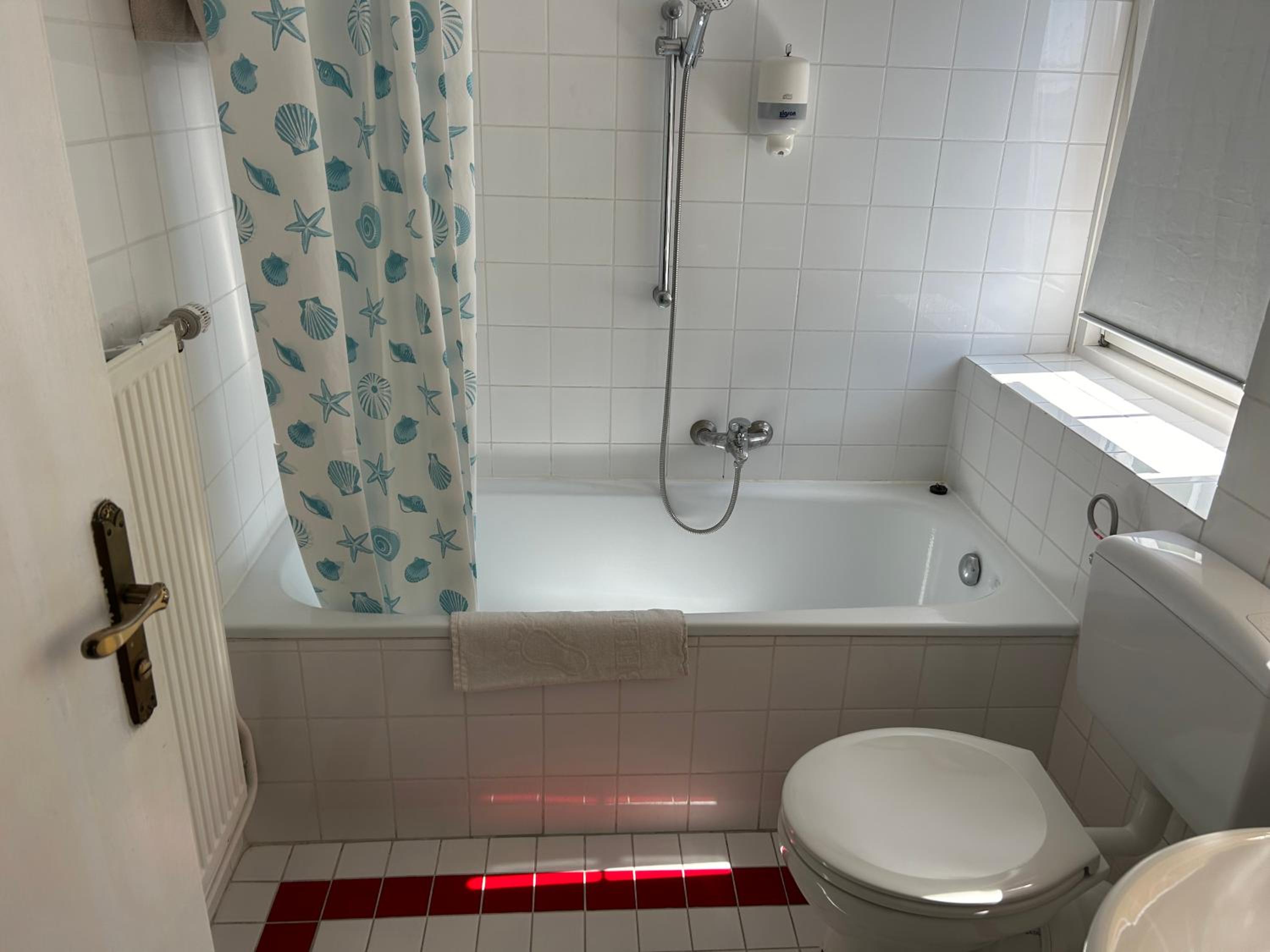 Double Room with Private Bathroom - Photo 3