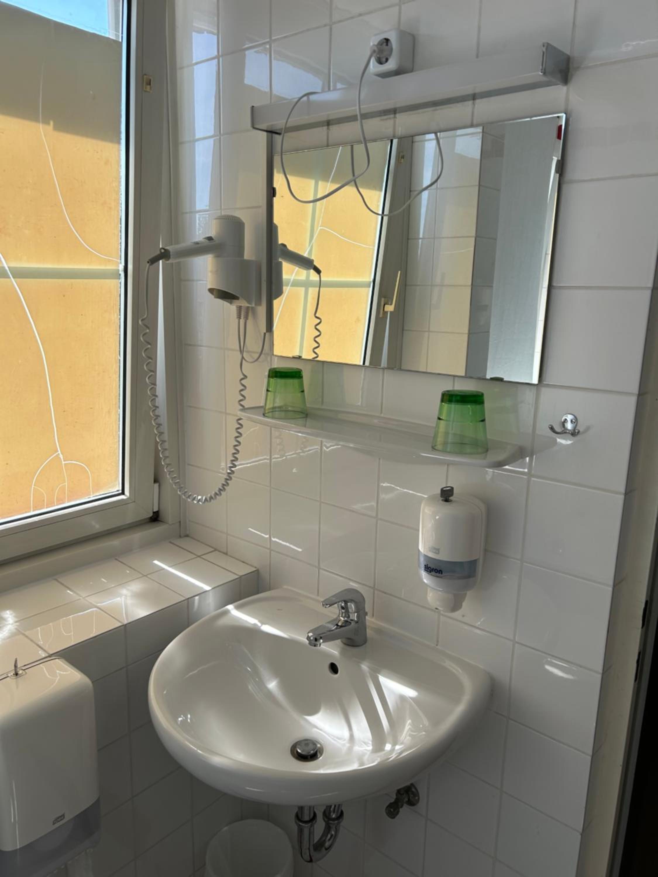 Double Room with Private Bathroom - Photo 2