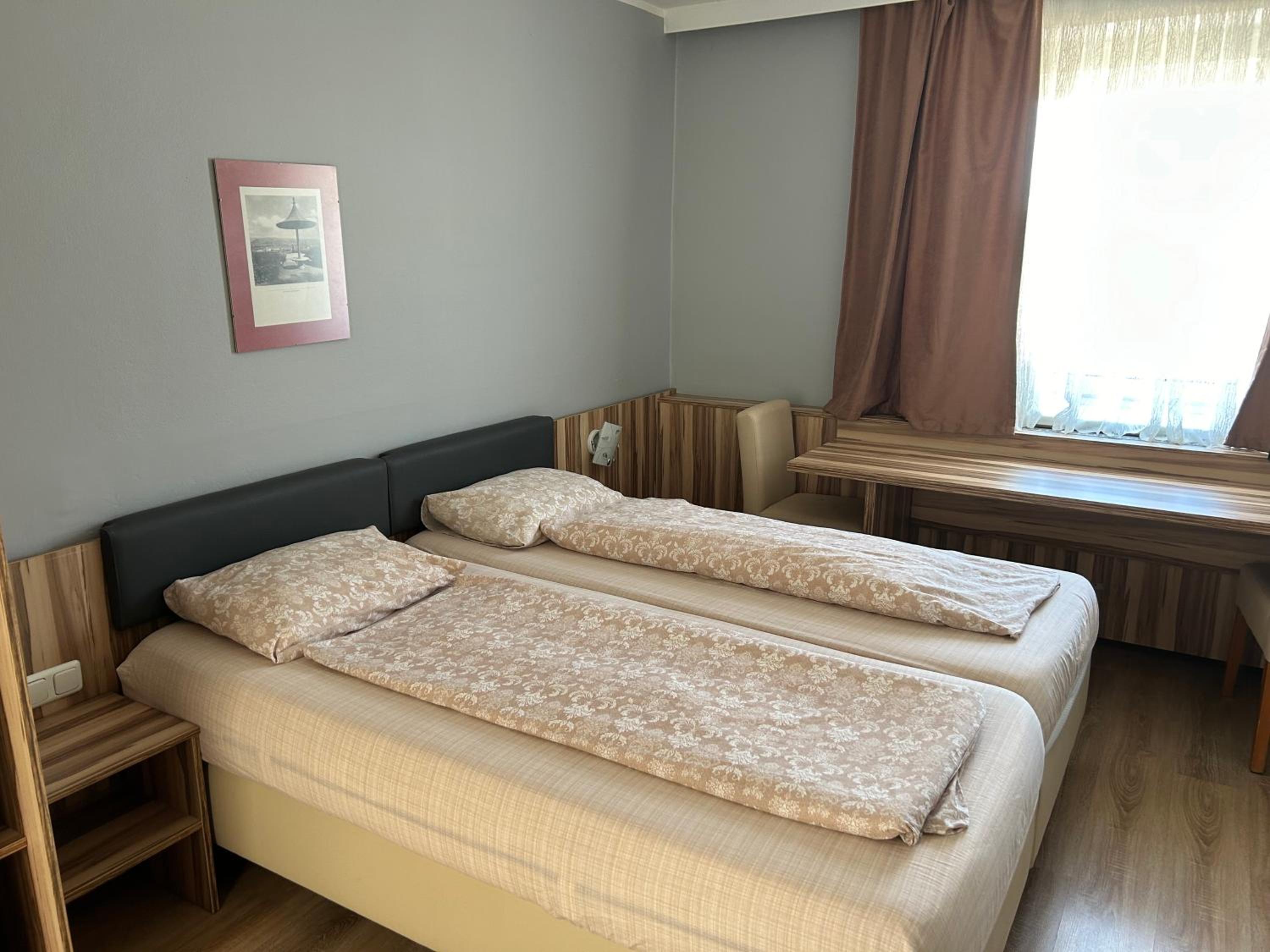 Double Room with Private Bathroom - Photo 12