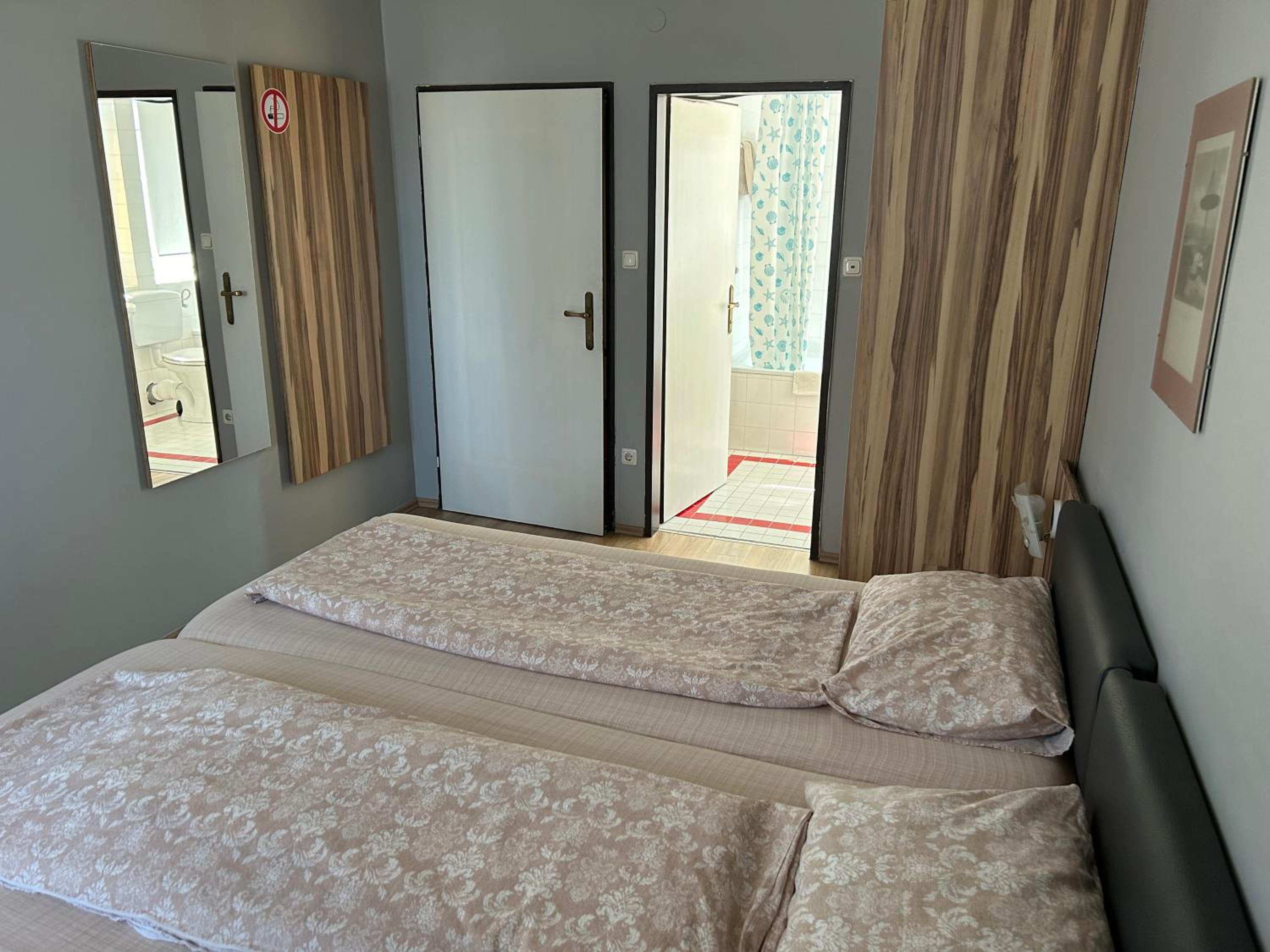Double Room with Private Bathroom - Photo 7
