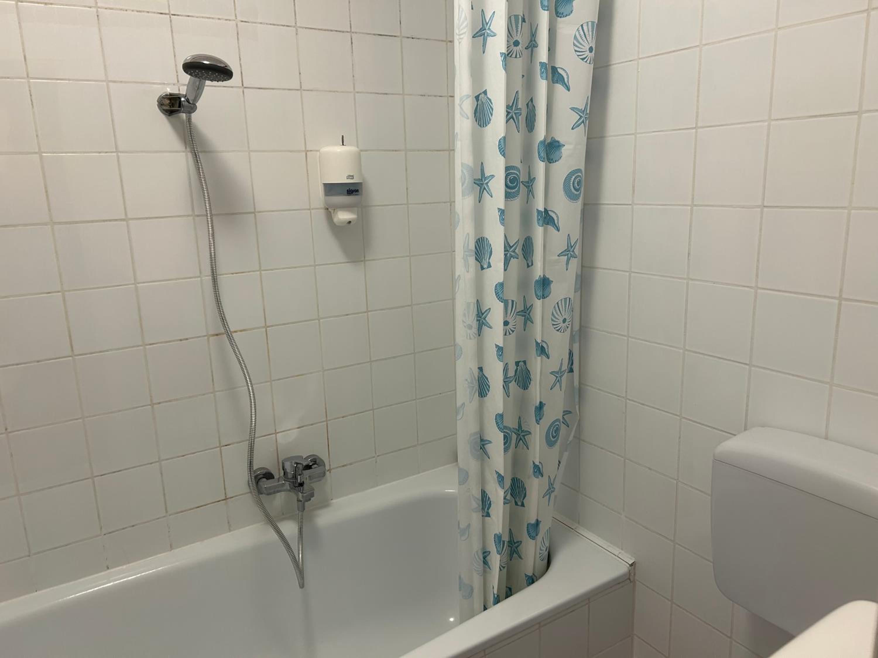 Double Room with Private Bathroom - Photo 6