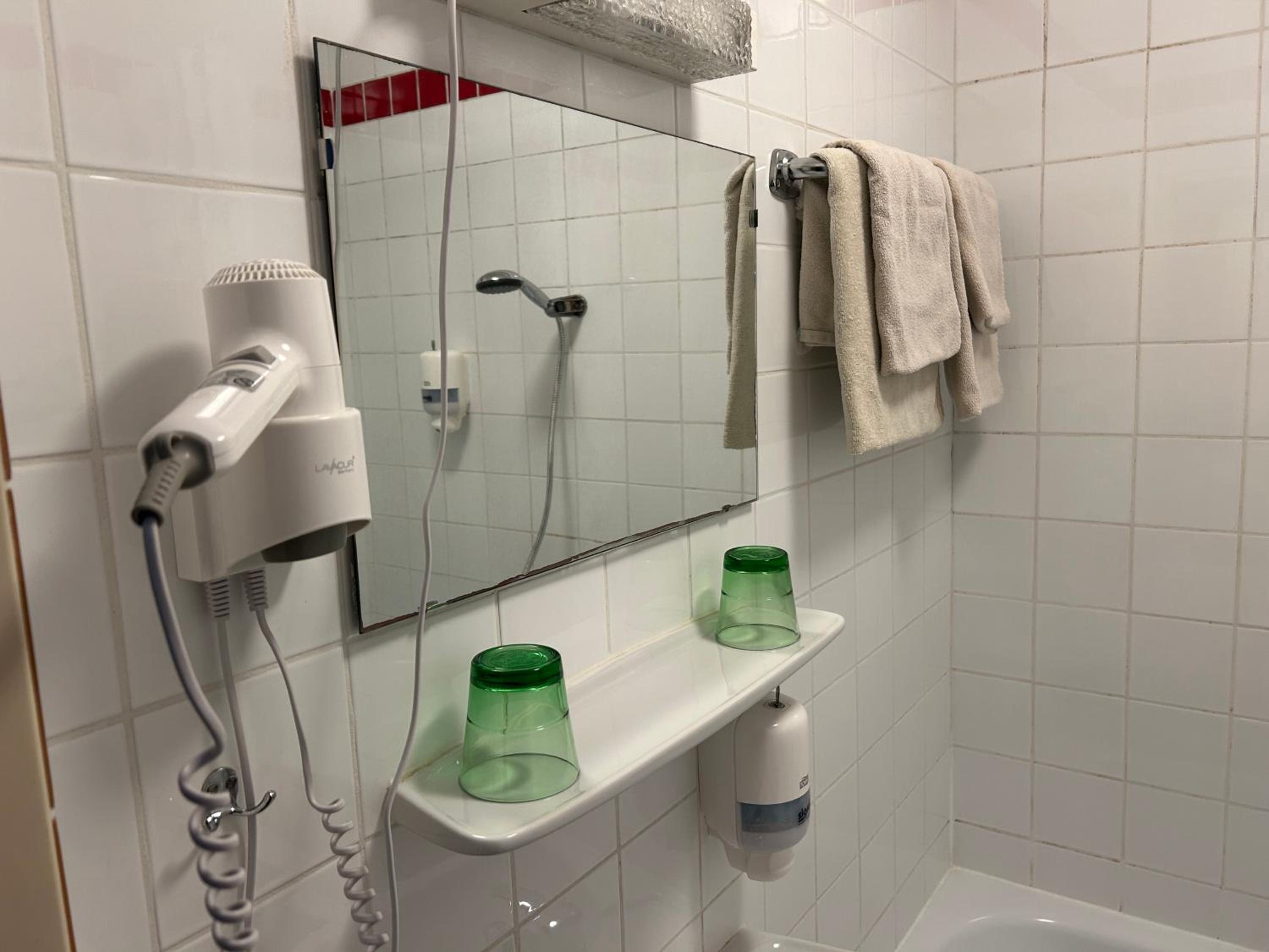 Double Room with Private Bathroom - Photo 10